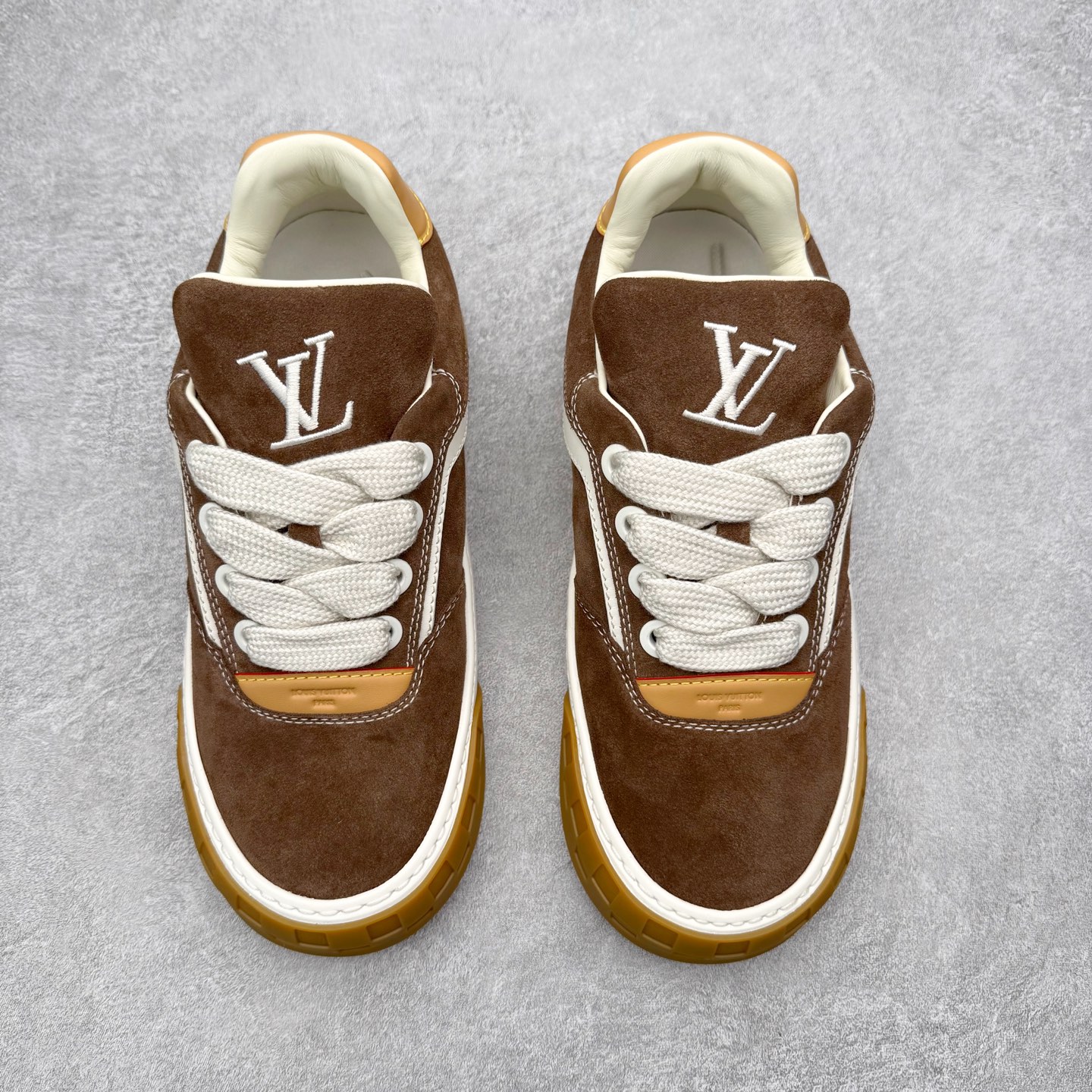 图片[2]-＃GD广顶 路易威登LOUIS VUITTON lv Tilted Low Sneakers 倾斜系列低帮复古休闲运动文化百搭板鞋 Louis Vuitton，法国路威酩轩集团-LVMH旗下品牌，著名奢侈品箱包和皮具品牌，百余年的传奇经典，全球时尚旅行艺术的精致象征。印有“LV”标志这一独特图案的交织字母帆布包，伴随着丰富的传奇色彩和雅典的设计而成为时尚之经典。延续至今，不论后来延伸出来的皮件、丝巾或手表、笔、服装，都是以崇尚精致、品质、舒适的“旅行哲学”，作为设计理念。尺码：39 40 41 42 43 44 45-选品中心