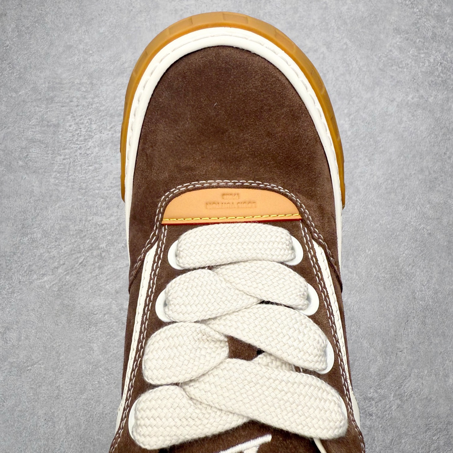 图片[4]-＃GD广顶 路易威登LOUIS VUITTON lv Tilted Low Sneakers 倾斜系列低帮复古休闲运动文化百搭板鞋 Louis Vuitton，法国路威酩轩集团-LVMH旗下品牌，著名奢侈品箱包和皮具品牌，百余年的传奇经典，全球时尚旅行艺术的精致象征。印有“LV”标志这一独特图案的交织字母帆布包，伴随着丰富的传奇色彩和雅典的设计而成为时尚之经典。延续至今，不论后来延伸出来的皮件、丝巾或手表、笔、服装，都是以崇尚精致、品质、舒适的“旅行哲学”，作为设计理念。尺码：39 40 41 42 43 44 45-选品中心