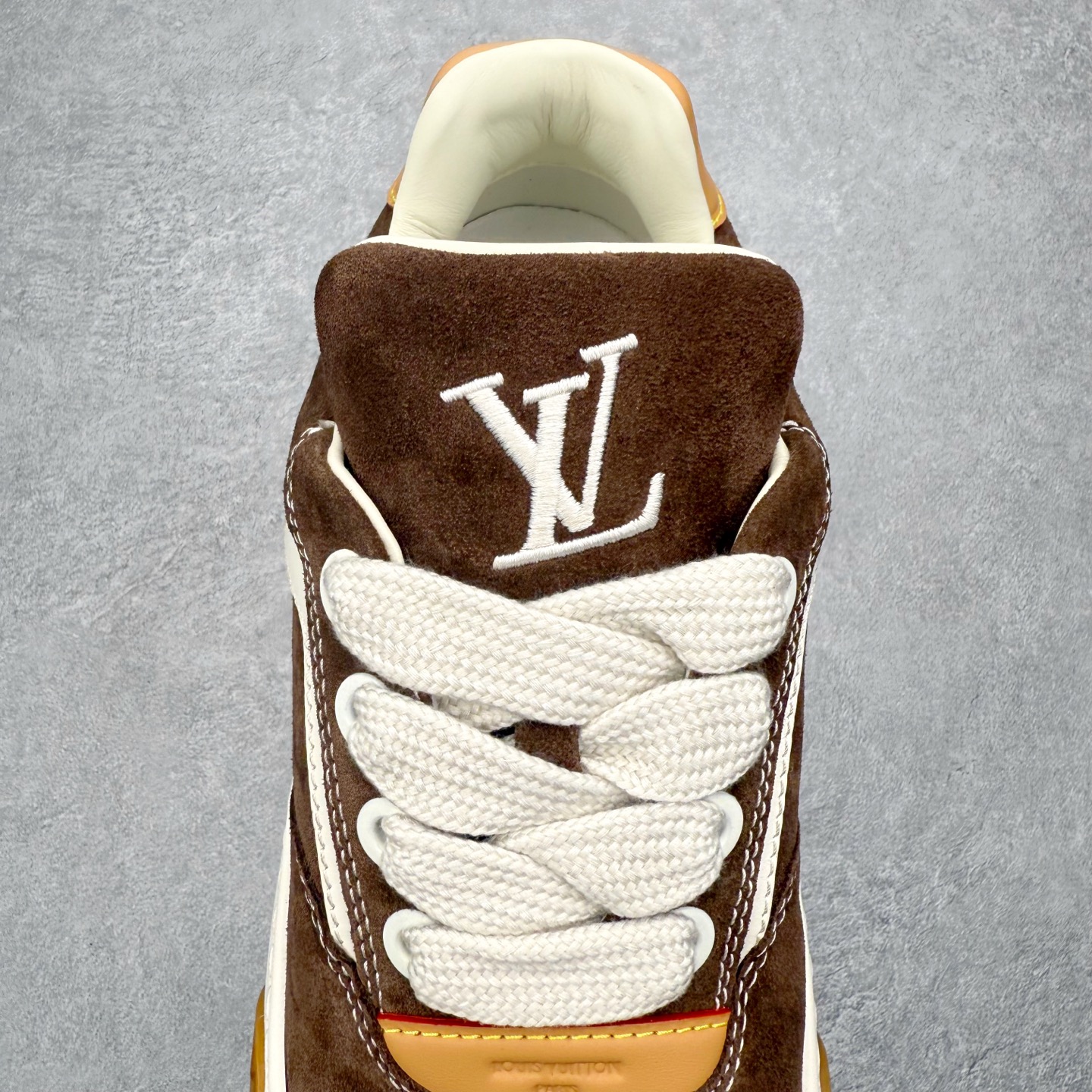 图片[5]-＃GD广顶 路易威登LOUIS VUITTON lv Tilted Low Sneakers 倾斜系列低帮复古休闲运动文化百搭板鞋 Louis Vuitton，法国路威酩轩集团-LVMH旗下品牌，著名奢侈品箱包和皮具品牌，百余年的传奇经典，全球时尚旅行艺术的精致象征。印有“LV”标志这一独特图案的交织字母帆布包，伴随着丰富的传奇色彩和雅典的设计而成为时尚之经典。延续至今，不论后来延伸出来的皮件、丝巾或手表、笔、服装，都是以崇尚精致、品质、舒适的“旅行哲学”，作为设计理念。尺码：39 40 41 42 43 44 45-选品中心