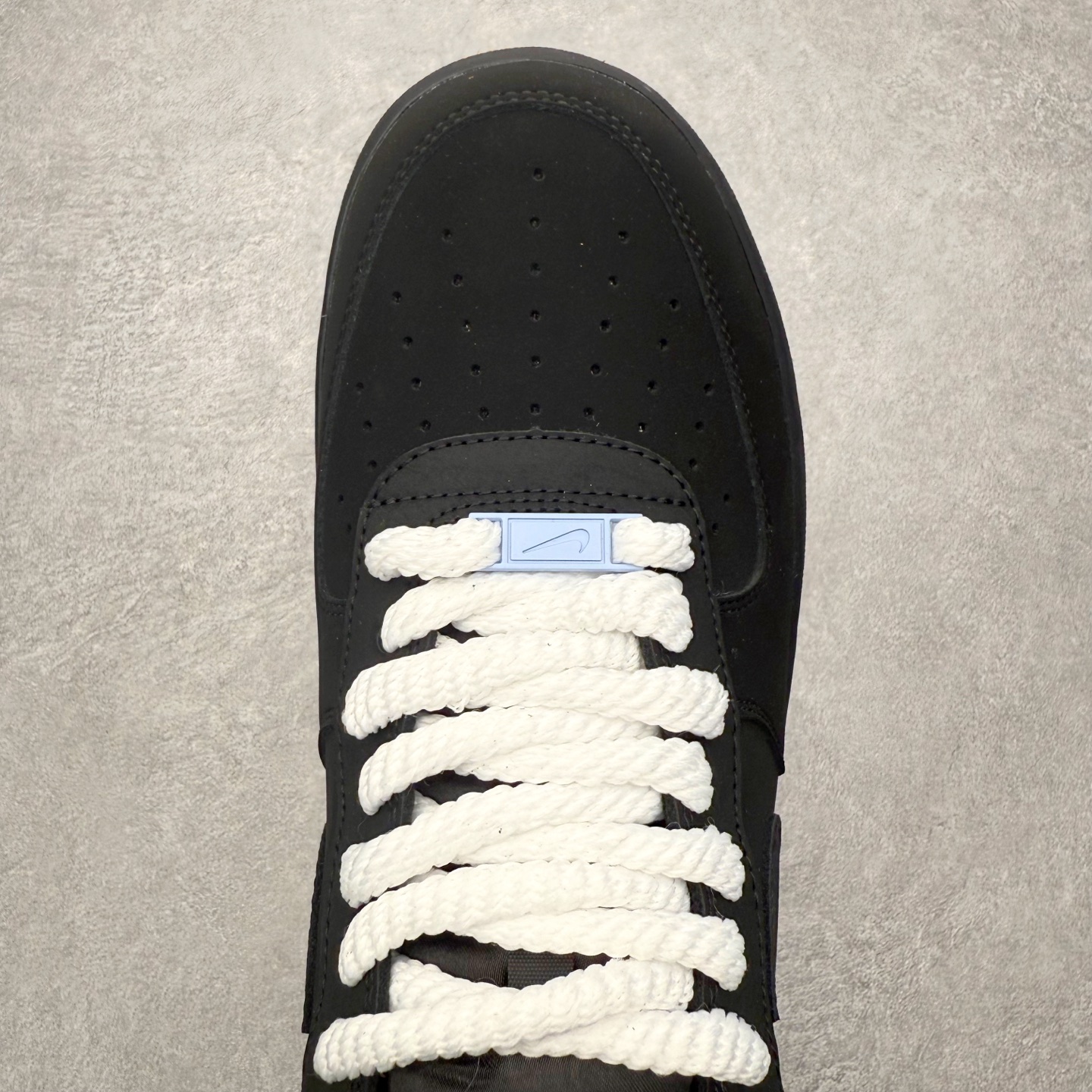 图片[4]-NK Air Force 1´07 Low 空军一号低帮百搭休闲运动板鞋 IQ9770-001 柔软、弹性十足的缓震性能和出色的中底设计 横跨复古与现代的外型结合 造就出风靡全球 三十多年的Force 1 直到今天还深受青睐 实拍调校N版已经零色差零失真 百分百还原实物色彩所见即所得 不存在货不对板色差等低级问题 选购参考实物拍摄 不混卖不参货 只用心做好货严格选品 承诺混一赔十 尺码：36 36.5 37.5 38 38.5 39 40 40.5 41 42 42.5 43 44 44.5 45-选品中心