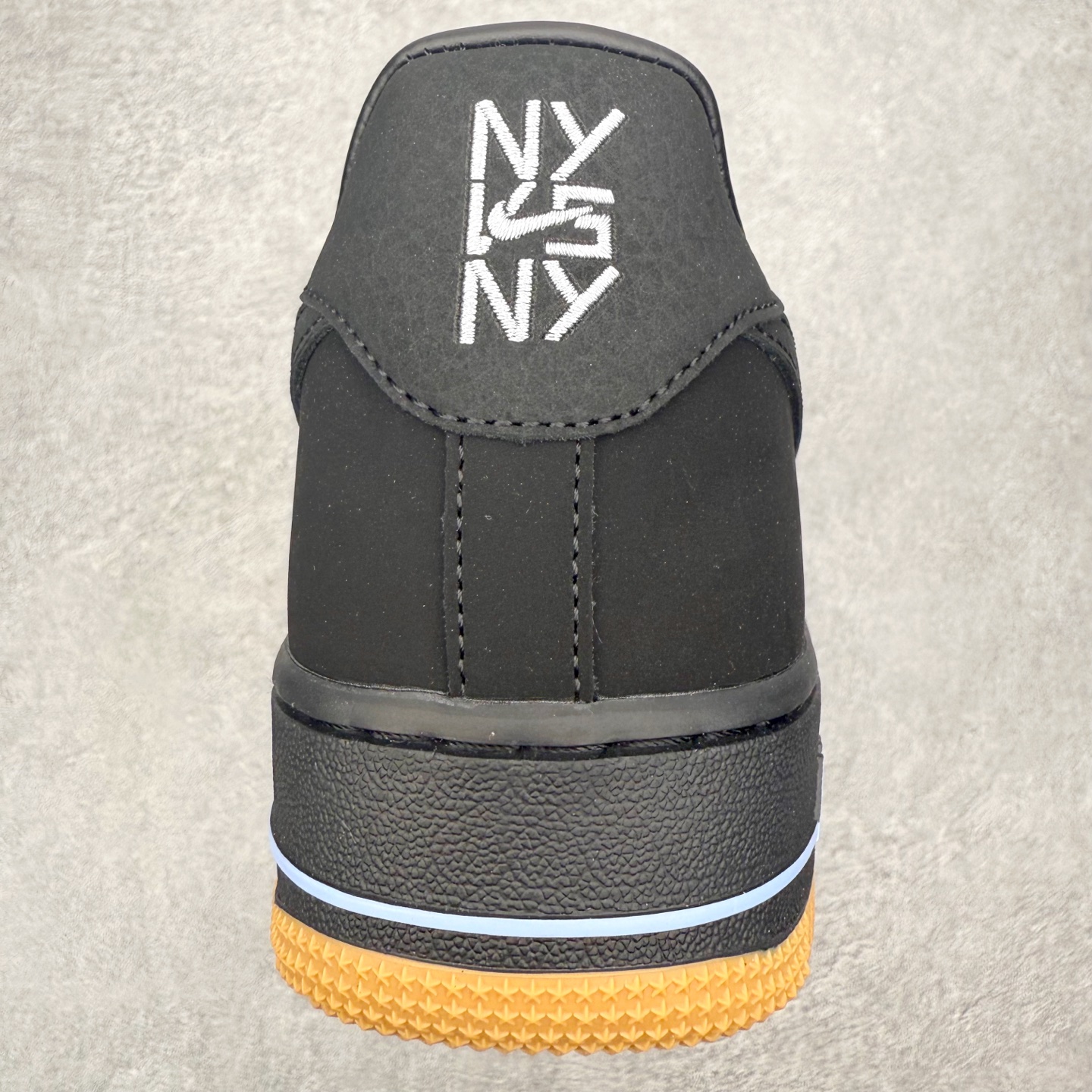 图片[8]-NK Air Force 1´07 Low 空军一号低帮百搭休闲运动板鞋 IQ9770-001 柔软、弹性十足的缓震性能和出色的中底设计 横跨复古与现代的外型结合 造就出风靡全球 三十多年的Force 1 直到今天还深受青睐 实拍调校N版已经零色差零失真 百分百还原实物色彩所见即所得 不存在货不对板色差等低级问题 选购参考实物拍摄 不混卖不参货 只用心做好货严格选品 承诺混一赔十 尺码：36 36.5 37.5 38 38.5 39 40 40.5 41 42 42.5 43 44 44.5 45-选品中心