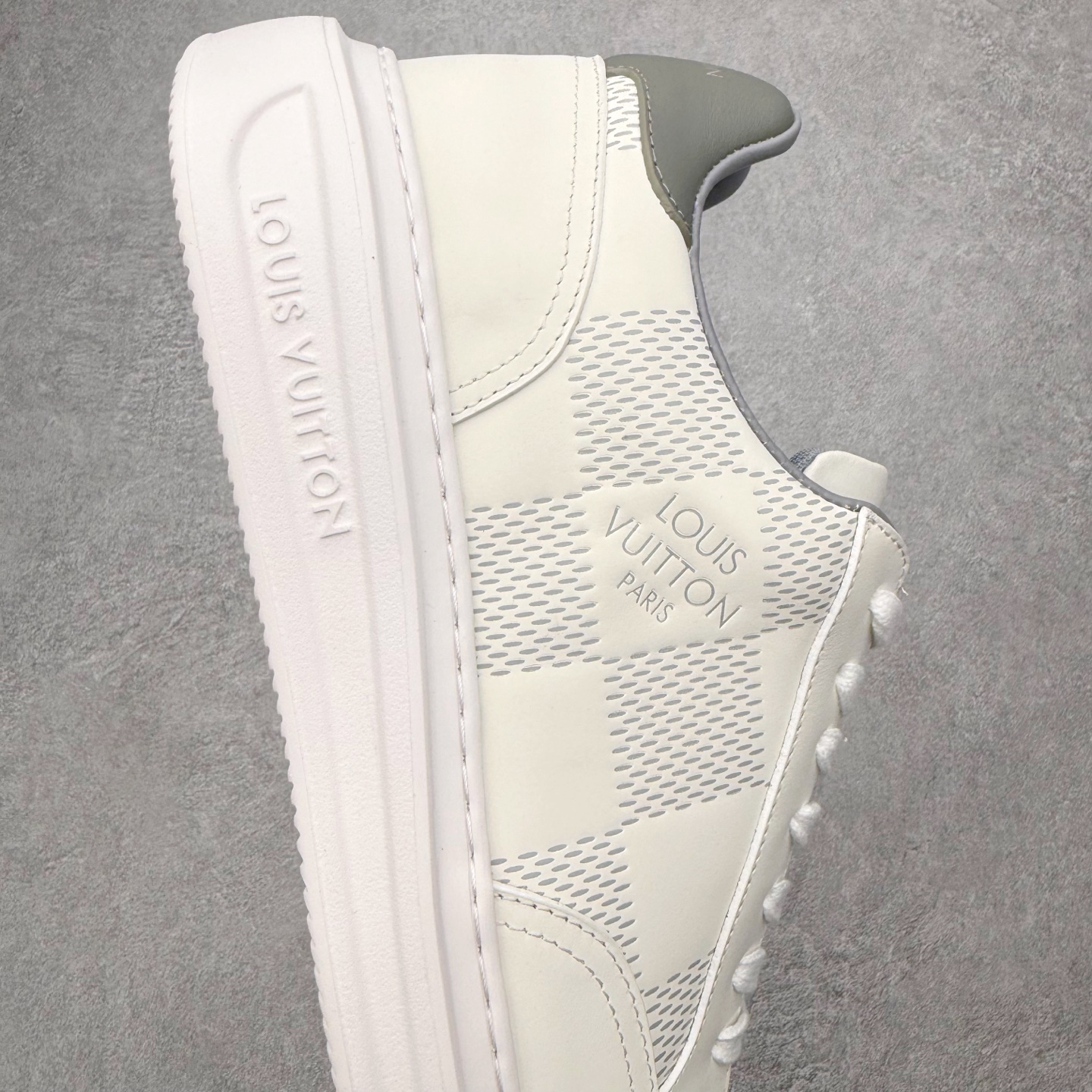 图片[6]-Louis Vuitton 路易威登 lv Time Out 低帮时尚运动板鞋 为舒软小牛皮革压印金属质感 Monogram 图案 再令 Louis 和vuitton 装饰点缀鞋带 与卢勒克斯金属线共同 释放莹泽光芒 搭配后部 Monogram帆布饰边和加厚胎面橡胶外底 鞋面胎牛皮和进口PVC制裁而成 高密度进口电脑车线工艺、经典LOGO跟PVC完美结合 原版大底开模 内里采用进口羊皮 超软皮内里+鞋垫 最新LV/路易威登 杨幂 关晓彤 官方等多明星网红同款 快手抖音等多平台热推 尺码：35 36 37 38 39 40 41 42 43 44-选品中心