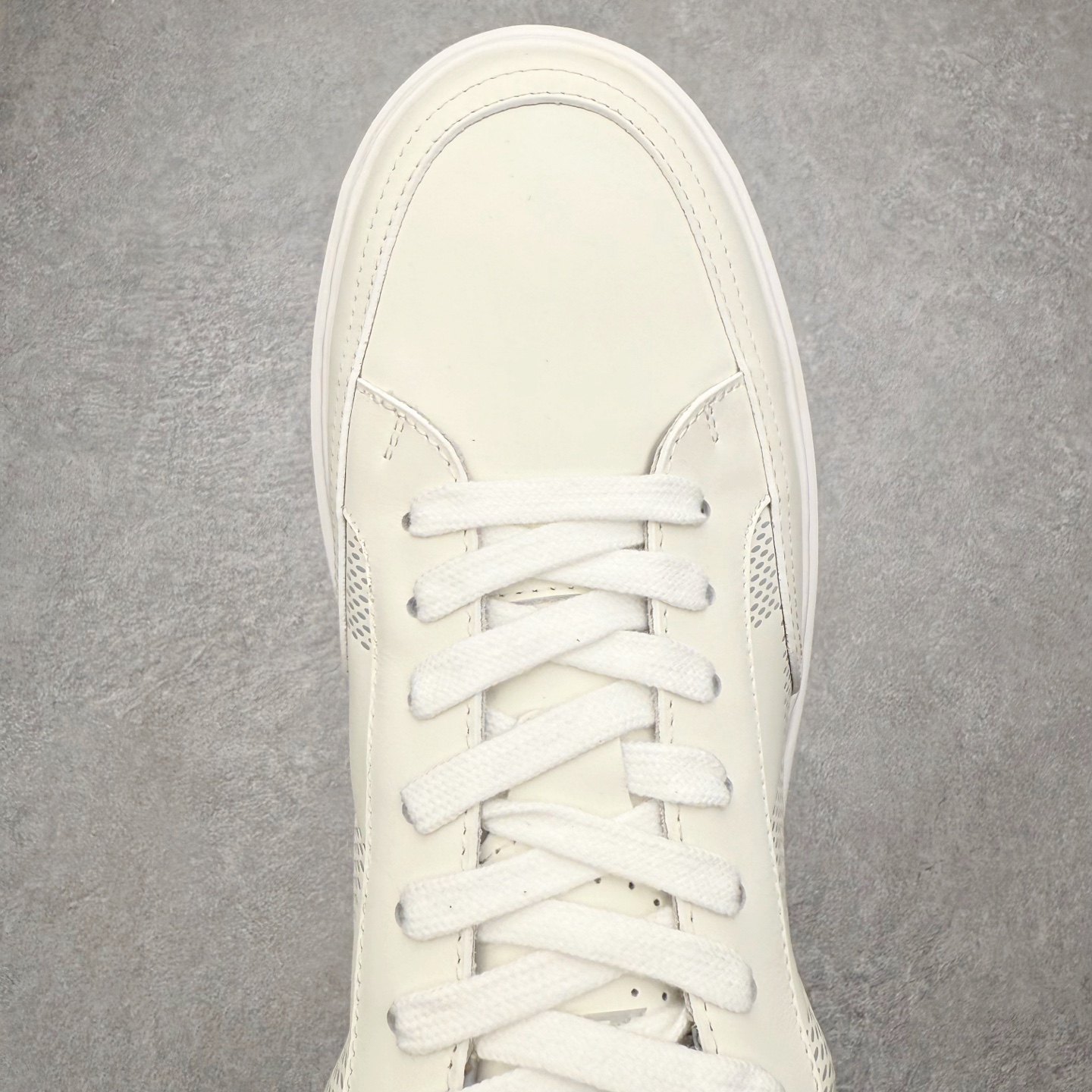 图片[4]-Louis Vuitton 路易威登 lv Time Out 低帮时尚运动板鞋 为舒软小牛皮革压印金属质感 Monogram 图案 再令 Louis 和vuitton 装饰点缀鞋带 与卢勒克斯金属线共同 释放莹泽光芒 搭配后部 Monogram帆布饰边和加厚胎面橡胶外底 鞋面胎牛皮和进口PVC制裁而成 高密度进口电脑车线工艺、经典LOGO跟PVC完美结合 原版大底开模 内里采用进口羊皮 超软皮内里+鞋垫 最新LV/路易威登 杨幂 关晓彤 官方等多明星网红同款 快手抖音等多平台热推 尺码：35 36 37 38 39 40 41 42 43 44-选品中心