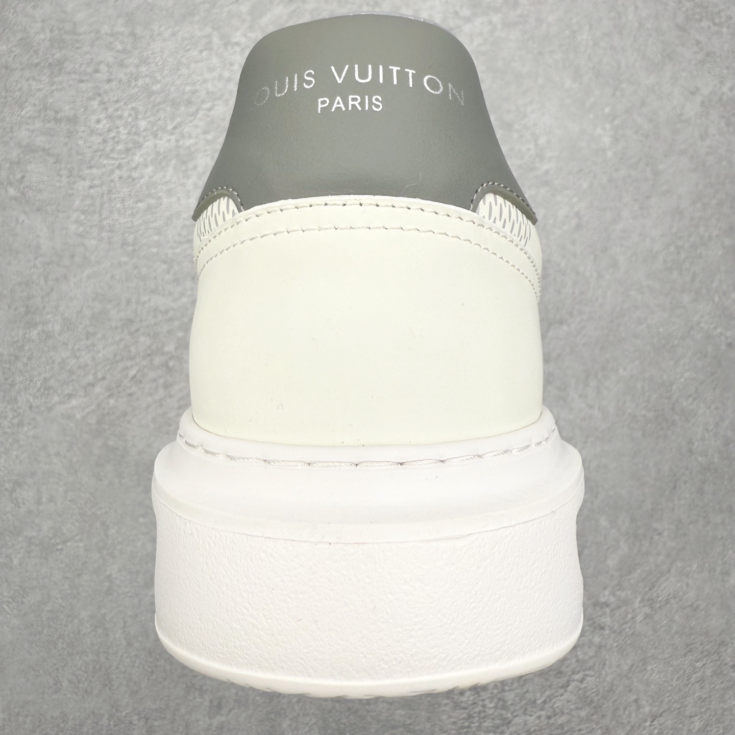 图片[8]-Louis Vuitton 路易威登 lv Time Out 低帮时尚运动板鞋 为舒软小牛皮革压印金属质感 Monogram 图案 再令 Louis 和vuitton 装饰点缀鞋带 与卢勒克斯金属线共同 释放莹泽光芒 搭配后部 Monogram帆布饰边和加厚胎面橡胶外底 鞋面胎牛皮和进口PVC制裁而成 高密度进口电脑车线工艺、经典LOGO跟PVC完美结合 原版大底开模 内里采用进口羊皮 超软皮内里+鞋垫 最新LV/路易威登 杨幂 关晓彤 官方等多明星网红同款 快手抖音等多平台热推 尺码：35 36 37 38 39 40 41 42 43 44-选品中心