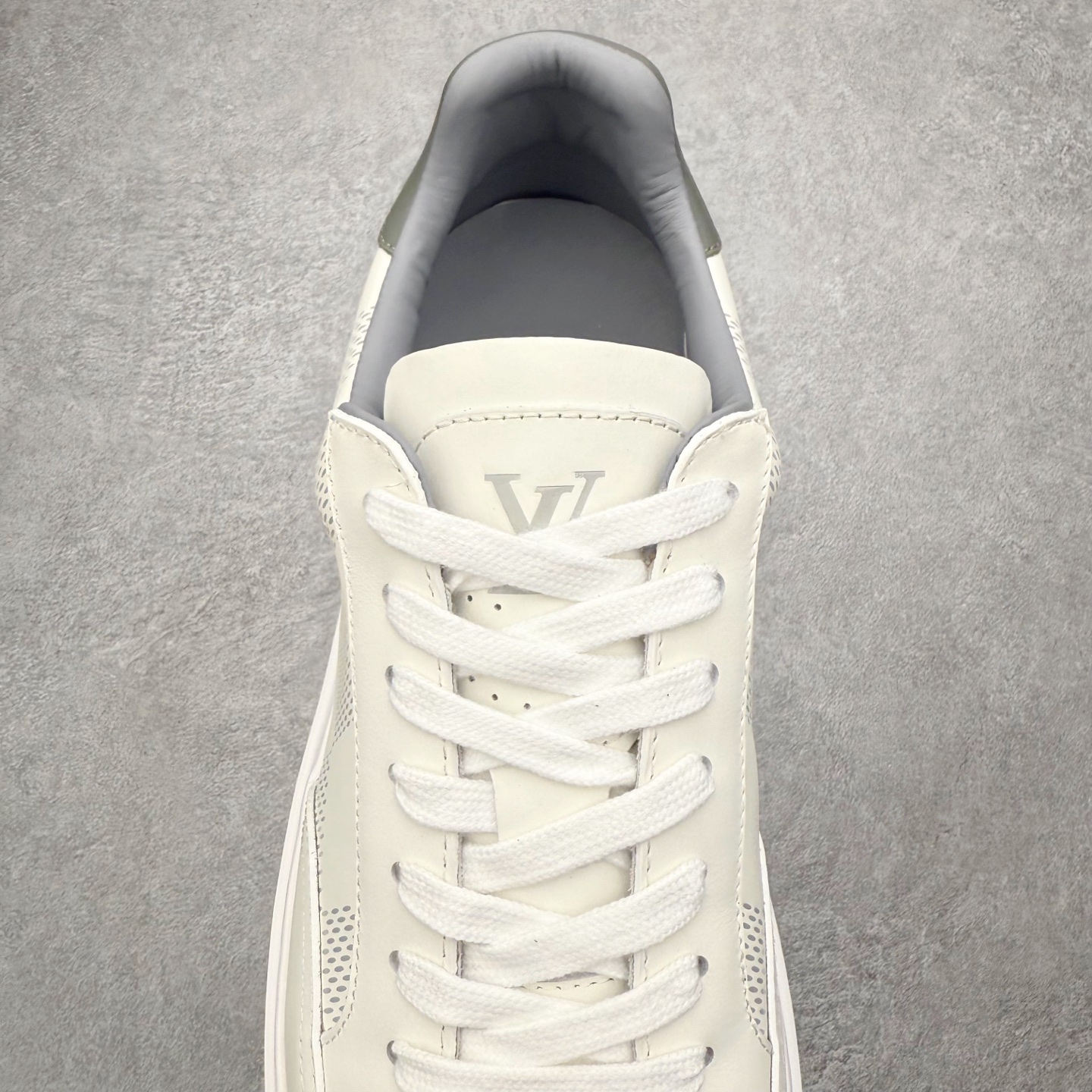 图片[5]-Louis Vuitton 路易威登 lv Time Out 低帮时尚运动板鞋 为舒软小牛皮革压印金属质感 Monogram 图案 再令 Louis 和vuitton 装饰点缀鞋带 与卢勒克斯金属线共同 释放莹泽光芒 搭配后部 Monogram帆布饰边和加厚胎面橡胶外底 鞋面胎牛皮和进口PVC制裁而成 高密度进口电脑车线工艺、经典LOGO跟PVC完美结合 原版大底开模 内里采用进口羊皮 超软皮内里+鞋垫 最新LV/路易威登 杨幂 关晓彤 官方等多明星网红同款 快手抖音等多平台热推 尺码：35 36 37 38 39 40 41 42 43 44-选品中心