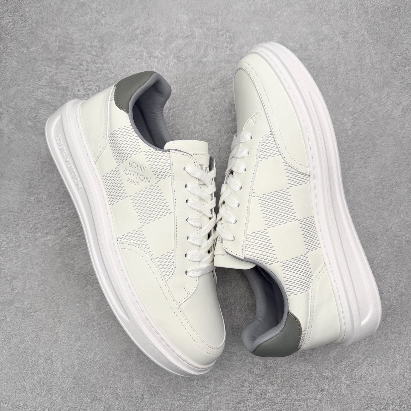 图片[3]-Louis Vuitton 路易威登 lv Time Out 低帮时尚运动板鞋 为舒软小牛皮革压印金属质感 Monogram 图案 再令 Louis 和vuitton 装饰点缀鞋带 与卢勒克斯金属线共同 释放莹泽光芒 搭配后部 Monogram帆布饰边和加厚胎面橡胶外底 鞋面胎牛皮和进口PVC制裁而成 高密度进口电脑车线工艺、经典LOGO跟PVC完美结合 原版大底开模 内里采用进口羊皮 超软皮内里+鞋垫 最新LV/路易威登 杨幂 关晓彤 官方等多明星网红同款 快手抖音等多平台热推 尺码：35 36 37 38 39 40 41 42 43 44-选品中心