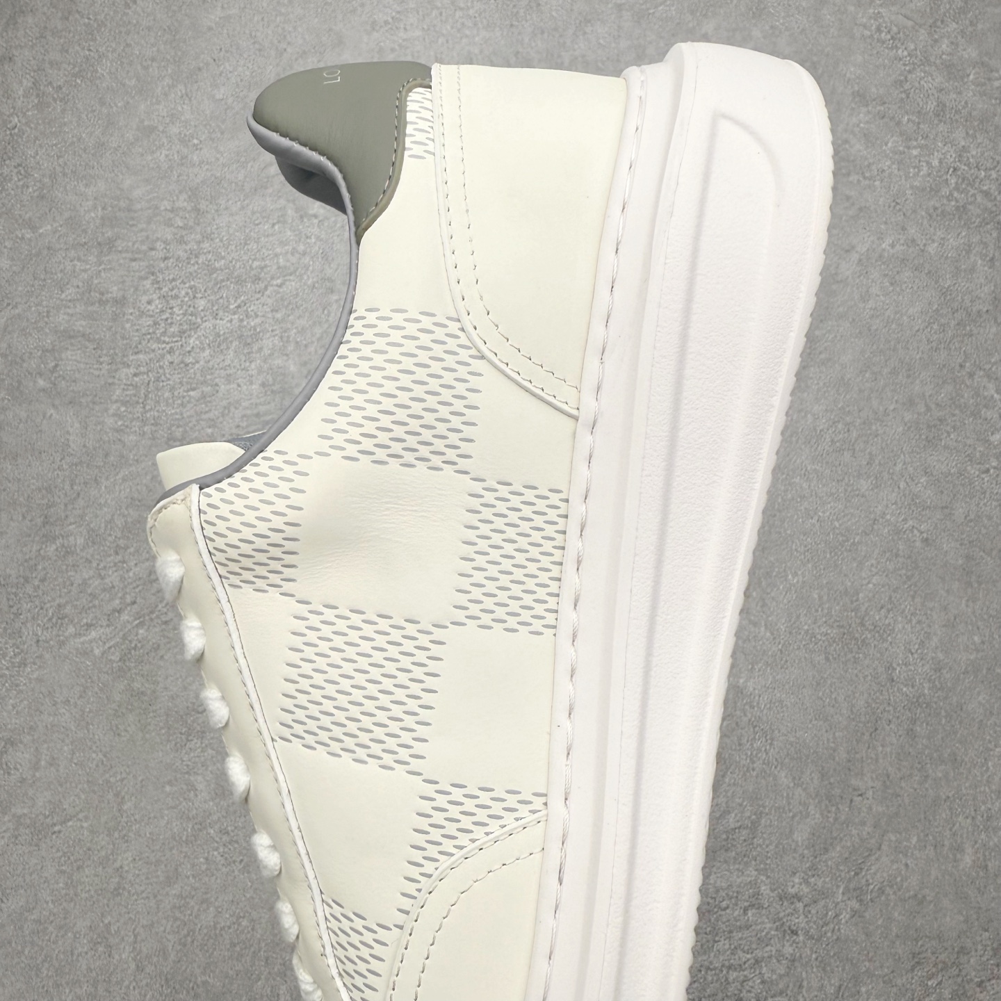 图片[7]-Louis Vuitton 路易威登 lv Time Out 低帮时尚运动板鞋 为舒软小牛皮革压印金属质感 Monogram 图案 再令 Louis 和vuitton 装饰点缀鞋带 与卢勒克斯金属线共同 释放莹泽光芒 搭配后部 Monogram帆布饰边和加厚胎面橡胶外底 鞋面胎牛皮和进口PVC制裁而成 高密度进口电脑车线工艺、经典LOGO跟PVC完美结合 原版大底开模 内里采用进口羊皮 超软皮内里+鞋垫 最新LV/路易威登 杨幂 关晓彤 官方等多明星网红同款 快手抖音等多平台热推 尺码：35 36 37 38 39 40 41 42 43 44-选品中心