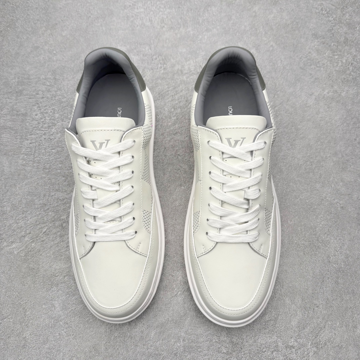 图片[2]-Louis Vuitton 路易威登 lv Time Out 低帮时尚运动板鞋 为舒软小牛皮革压印金属质感 Monogram 图案 再令 Louis 和vuitton 装饰点缀鞋带 与卢勒克斯金属线共同 释放莹泽光芒 搭配后部 Monogram帆布饰边和加厚胎面橡胶外底 鞋面胎牛皮和进口PVC制裁而成 高密度进口电脑车线工艺、经典LOGO跟PVC完美结合 原版大底开模 内里采用进口羊皮 超软皮内里+鞋垫 最新LV/路易威登 杨幂 关晓彤 官方等多明星网红同款 快手抖音等多平台热推 尺码：35 36 37 38 39 40 41 42 43 44-选品中心