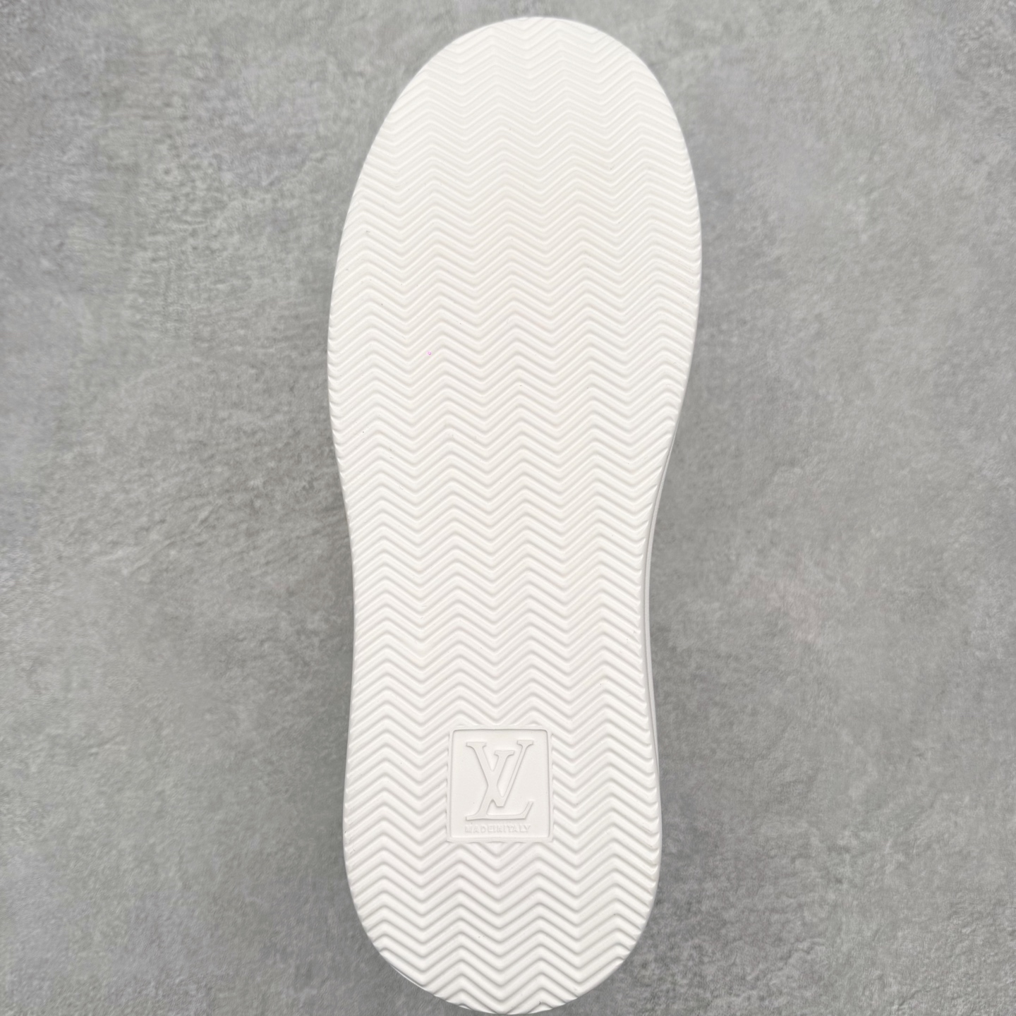 图片[9]-Louis Vuitton 路易威登 lv Time Out 低帮时尚运动板鞋 为舒软小牛皮革压印金属质感 Monogram 图案 再令 Louis 和vuitton 装饰点缀鞋带 与卢勒克斯金属线共同 释放莹泽光芒 搭配后部 Monogram帆布饰边和加厚胎面橡胶外底 鞋面胎牛皮和进口PVC制裁而成 高密度进口电脑车线工艺、经典LOGO跟PVC完美结合 原版大底开模 内里采用进口羊皮 超软皮内里+鞋垫 最新LV/路易威登 杨幂 关晓彤 官方等多明星网红同款 快手抖音等多平台热推 尺码：35 36 37 38 39 40 41 42 43 44-选品中心