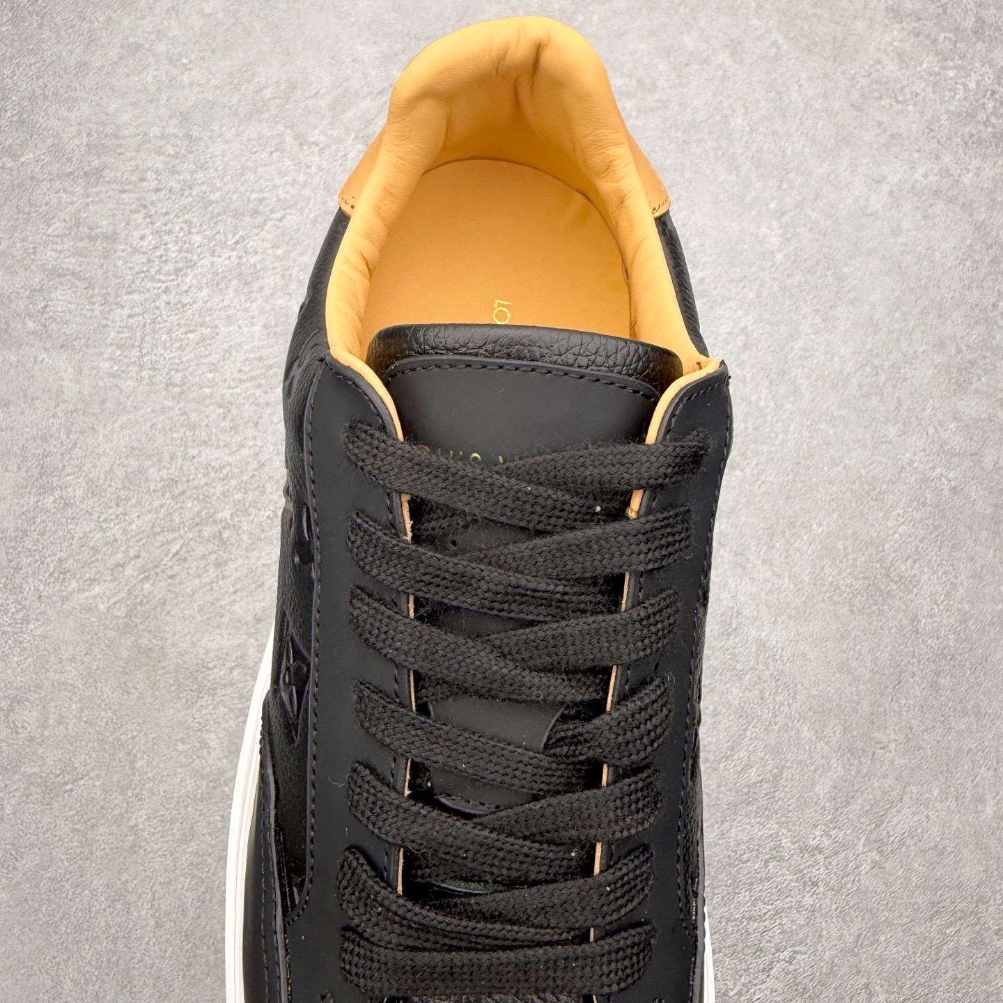 图片[5]-Louis Vuitton 路易威登 lv Time Out 低帮时尚运动板鞋 为舒软小牛皮革压印金属质感 Monogram 图案 再令 Louis 和vuitton 装饰点缀鞋带 与卢勒克斯金属线共同 释放莹泽光芒 搭配后部 Monogram帆布饰边和加厚胎面橡胶外底 鞋面胎牛皮和进口PVC制裁而成 高密度进口电脑车线工艺、经典LOGO跟PVC完美结合 原版大底开模 内里采用进口羊皮 超软皮内里+鞋垫 最新LV/路易威登 杨幂 关晓彤 官方等多明星网红同款 快手抖音等多平台热推 尺码：35 36 37 38 39 40 41 42 43 44-选品中心