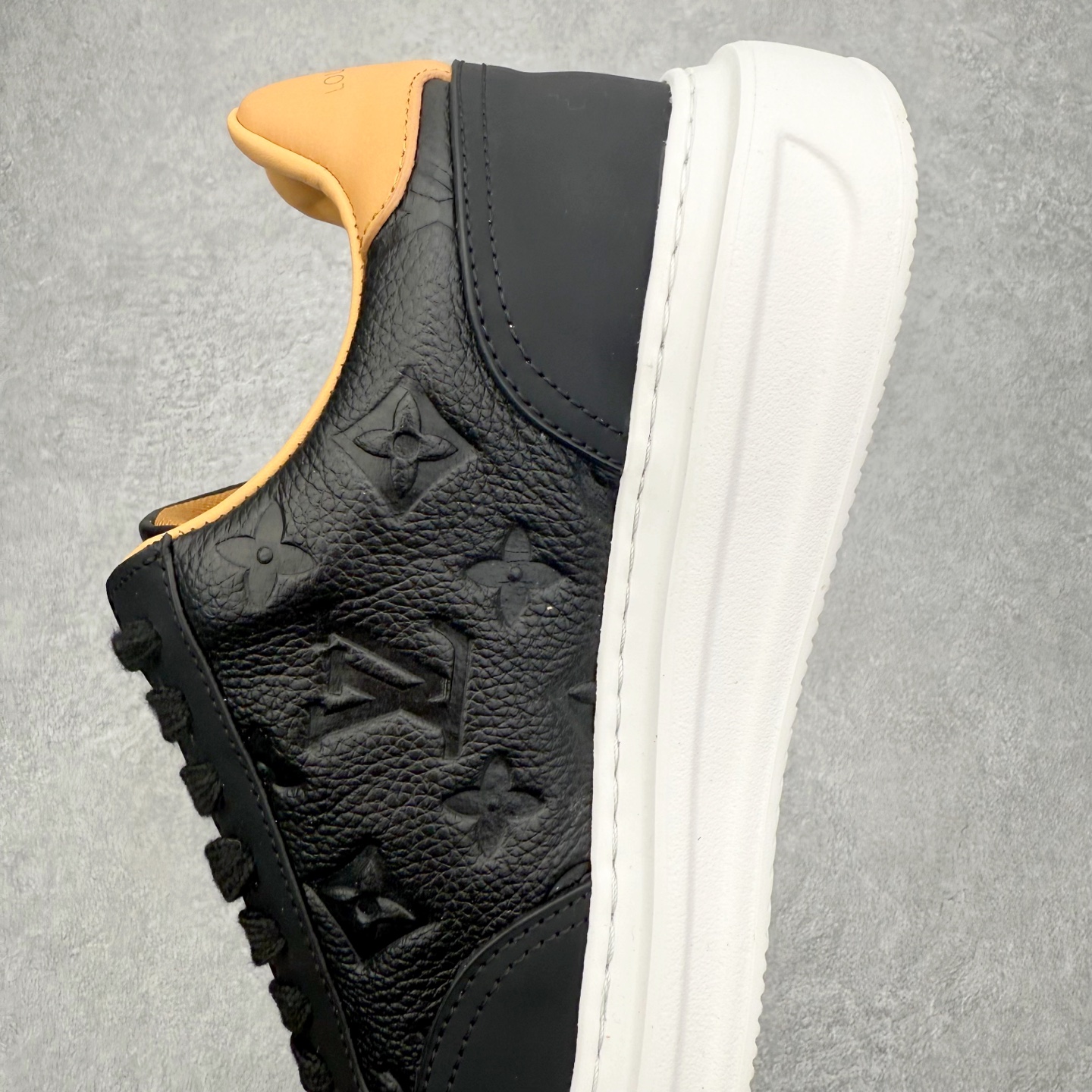 图片[7]-Louis Vuitton 路易威登 lv Time Out 低帮时尚运动板鞋 为舒软小牛皮革压印金属质感 Monogram 图案 再令 Louis 和vuitton 装饰点缀鞋带 与卢勒克斯金属线共同 释放莹泽光芒 搭配后部 Monogram帆布饰边和加厚胎面橡胶外底 鞋面胎牛皮和进口PVC制裁而成 高密度进口电脑车线工艺、经典LOGO跟PVC完美结合 原版大底开模 内里采用进口羊皮 超软皮内里+鞋垫 最新LV/路易威登 杨幂 关晓彤 官方等多明星网红同款 快手抖音等多平台热推 尺码：35 36 37 38 39 40 41 42 43 44-选品中心