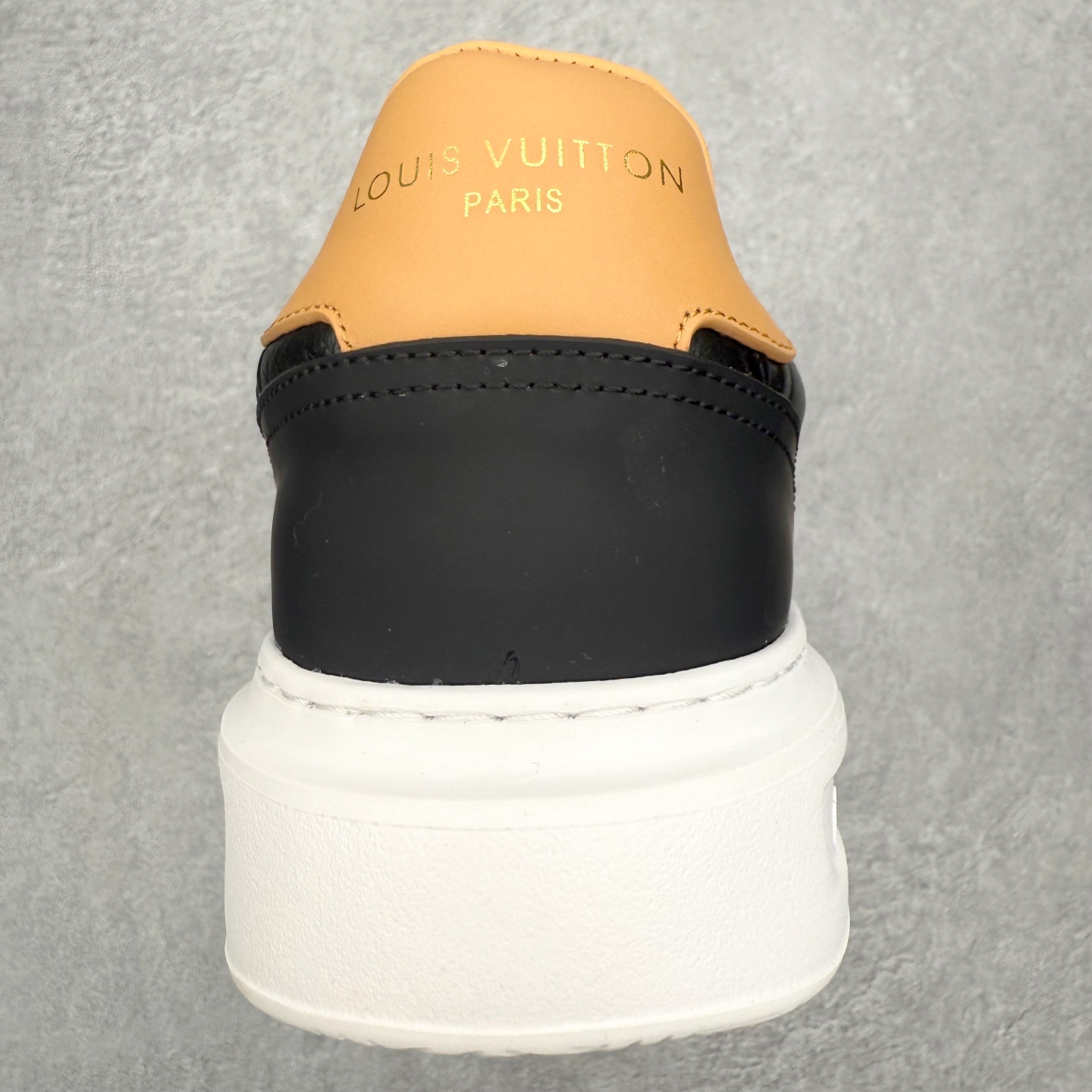 图片[8]-Louis Vuitton 路易威登 lv Time Out 低帮时尚运动板鞋 为舒软小牛皮革压印金属质感 Monogram 图案 再令 Louis 和vuitton 装饰点缀鞋带 与卢勒克斯金属线共同 释放莹泽光芒 搭配后部 Monogram帆布饰边和加厚胎面橡胶外底 鞋面胎牛皮和进口PVC制裁而成 高密度进口电脑车线工艺、经典LOGO跟PVC完美结合 原版大底开模 内里采用进口羊皮 超软皮内里+鞋垫 最新LV/路易威登 杨幂 关晓彤 官方等多明星网红同款 快手抖音等多平台热推 尺码：35 36 37 38 39 40 41 42 43 44-选品中心