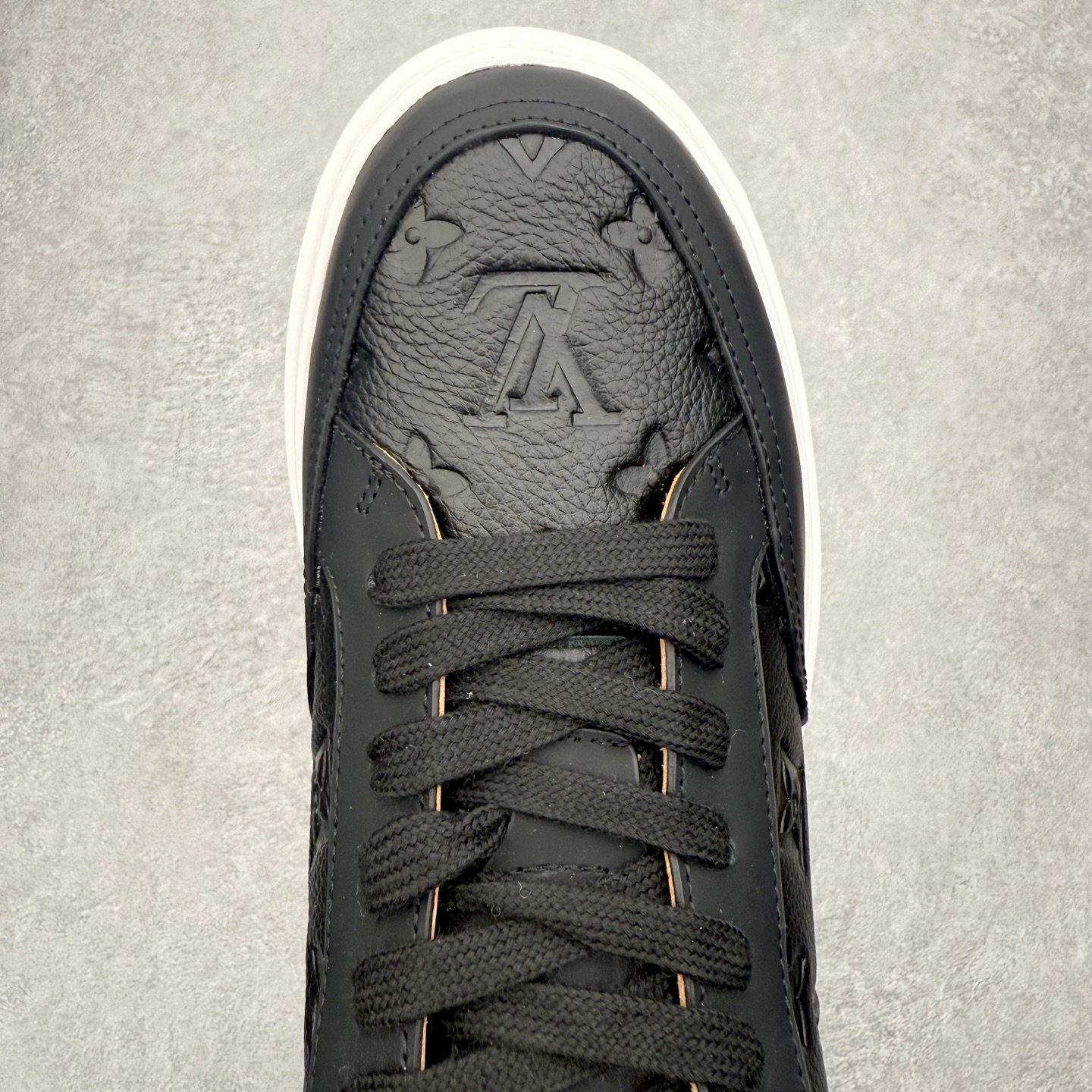 图片[4]-Louis Vuitton 路易威登 lv Time Out 低帮时尚运动板鞋 为舒软小牛皮革压印金属质感 Monogram 图案 再令 Louis 和vuitton 装饰点缀鞋带 与卢勒克斯金属线共同 释放莹泽光芒 搭配后部 Monogram帆布饰边和加厚胎面橡胶外底 鞋面胎牛皮和进口PVC制裁而成 高密度进口电脑车线工艺、经典LOGO跟PVC完美结合 原版大底开模 内里采用进口羊皮 超软皮内里+鞋垫 最新LV/路易威登 杨幂 关晓彤 官方等多明星网红同款 快手抖音等多平台热推 尺码：35 36 37 38 39 40 41 42 43 44-选品中心