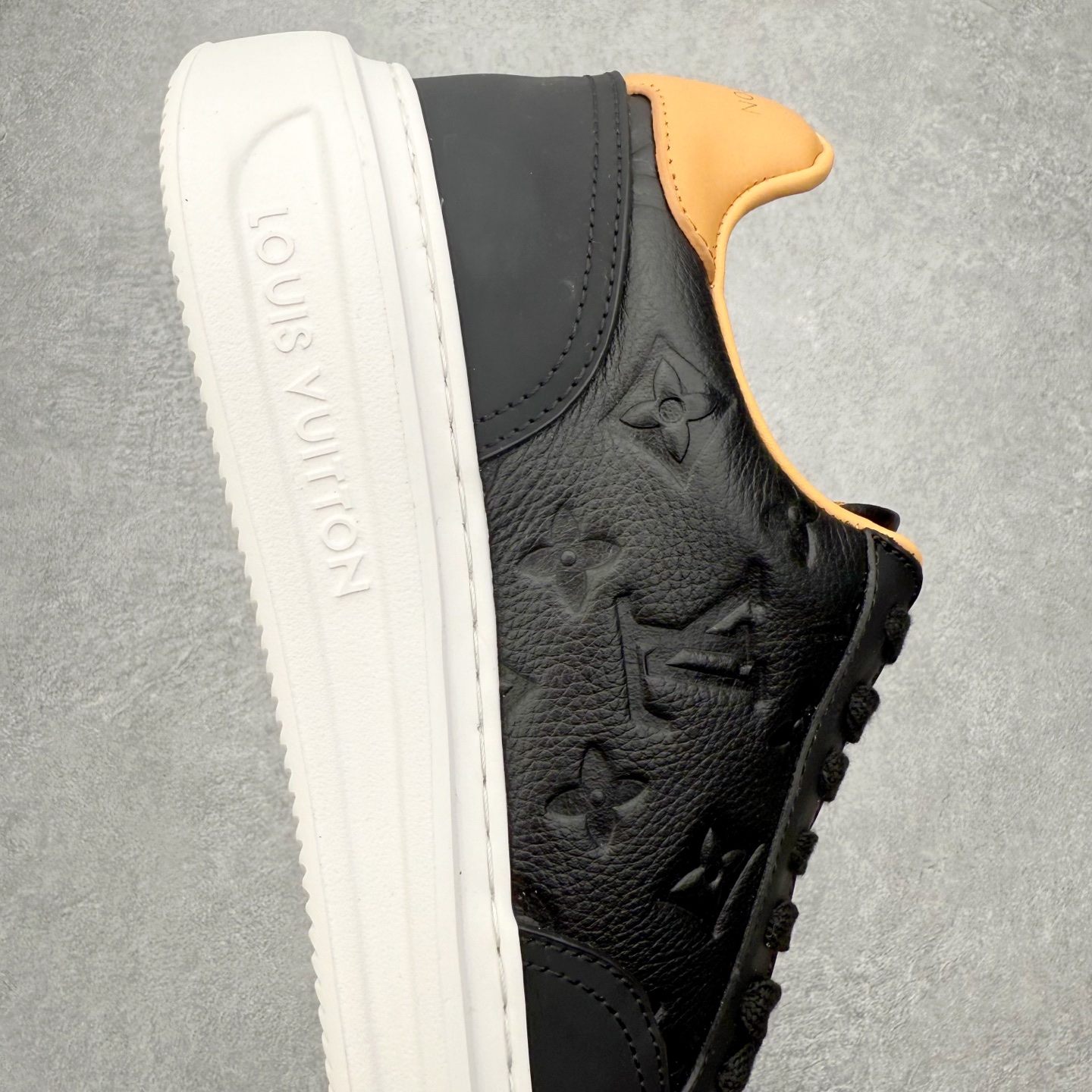 图片[6]-Louis Vuitton 路易威登 lv Time Out 低帮时尚运动板鞋 为舒软小牛皮革压印金属质感 Monogram 图案 再令 Louis 和vuitton 装饰点缀鞋带 与卢勒克斯金属线共同 释放莹泽光芒 搭配后部 Monogram帆布饰边和加厚胎面橡胶外底 鞋面胎牛皮和进口PVC制裁而成 高密度进口电脑车线工艺、经典LOGO跟PVC完美结合 原版大底开模 内里采用进口羊皮 超软皮内里+鞋垫 最新LV/路易威登 杨幂 关晓彤 官方等多明星网红同款 快手抖音等多平台热推 尺码：35 36 37 38 39 40 41 42 43 44-选品中心