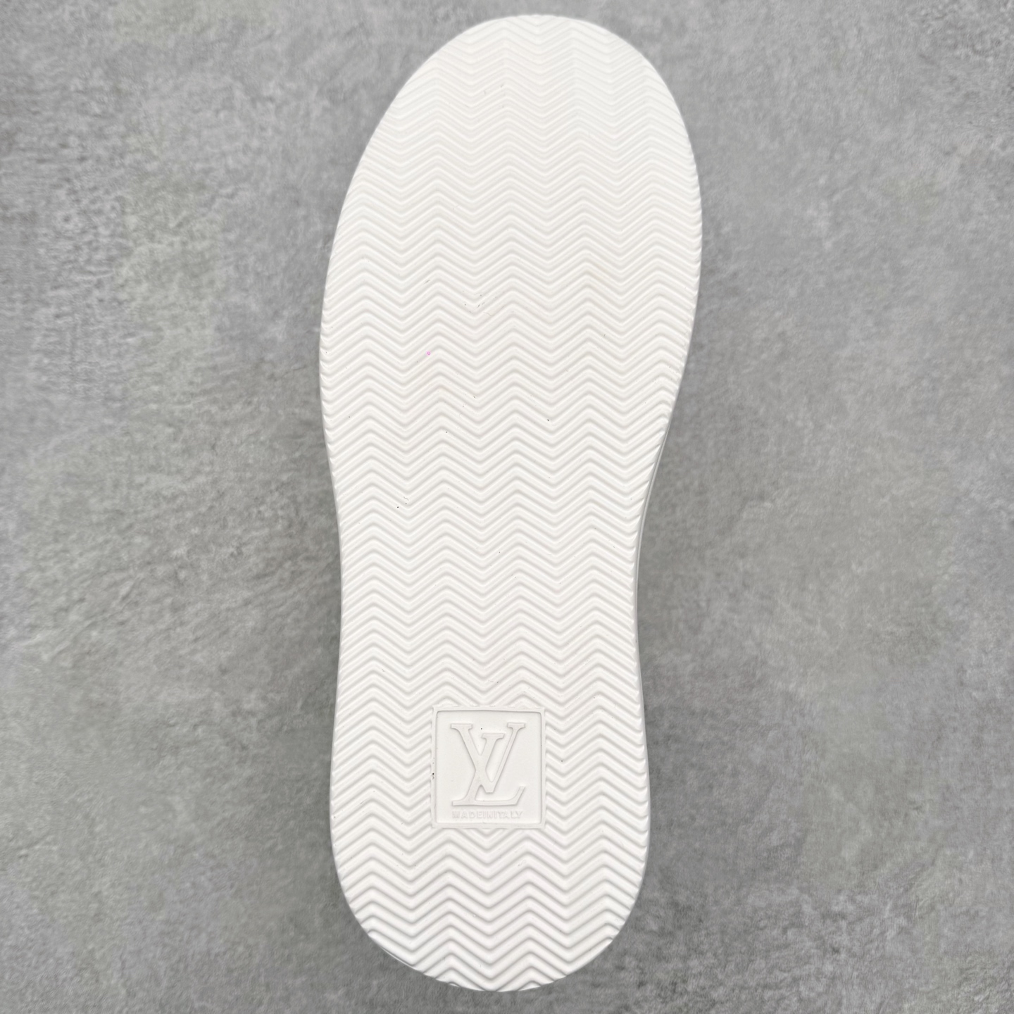 图片[9]-Louis Vuitton 路易威登 lv Time Out 低帮时尚运动板鞋 为舒软小牛皮革压印金属质感 Monogram 图案 再令 Louis 和vuitton 装饰点缀鞋带 与卢勒克斯金属线共同 释放莹泽光芒 搭配后部 Monogram帆布饰边和加厚胎面橡胶外底 鞋面胎牛皮和进口PVC制裁而成 高密度进口电脑车线工艺、经典LOGO跟PVC完美结合 原版大底开模 内里采用进口羊皮 超软皮内里+鞋垫 最新LV/路易威登 杨幂 关晓彤 官方等多明星网红同款 快手抖音等多平台热推 尺码：35 36 37 38 39 40 41 42 43 44-选品中心