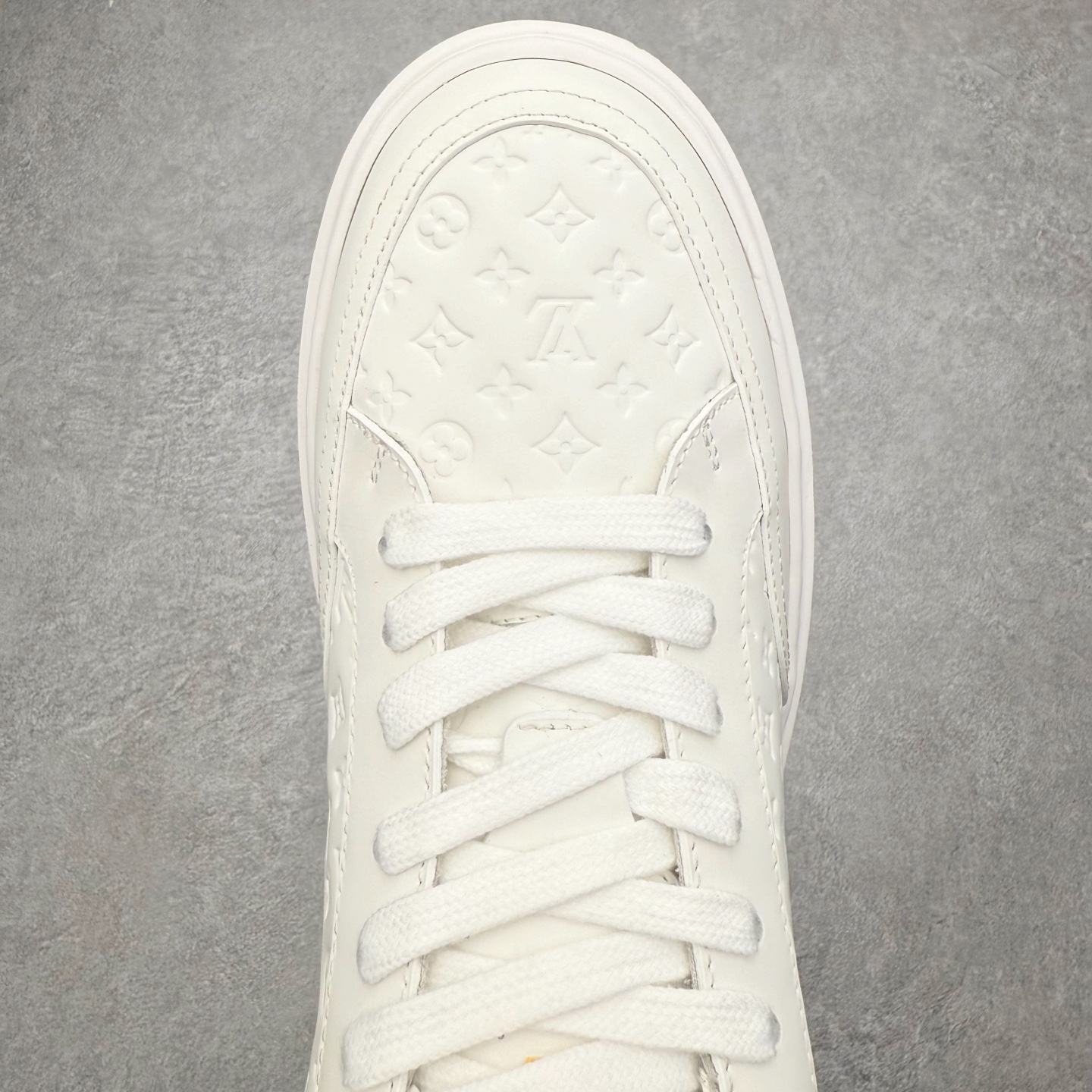 图片[4]-Louis Vuitton 路易威登 lv Time Out 低帮时尚运动板鞋 为舒软小牛皮革压印金属质感 Monogram 图案 再令 Louis 和vuitton 装饰点缀鞋带 与卢勒克斯金属线共同 释放莹泽光芒 搭配后部 Monogram帆布饰边和加厚胎面橡胶外底 鞋面胎牛皮和进口PVC制裁而成 高密度进口电脑车线工艺、经典LOGO跟PVC完美结合 原版大底开模 内里采用进口羊皮 超软皮内里+鞋垫 最新LV/路易威登 杨幂 关晓彤 官方等多明星网红同款 快手抖音等多平台热推 尺码：35 36 37 38 39 40 41 42 43 44-选品中心