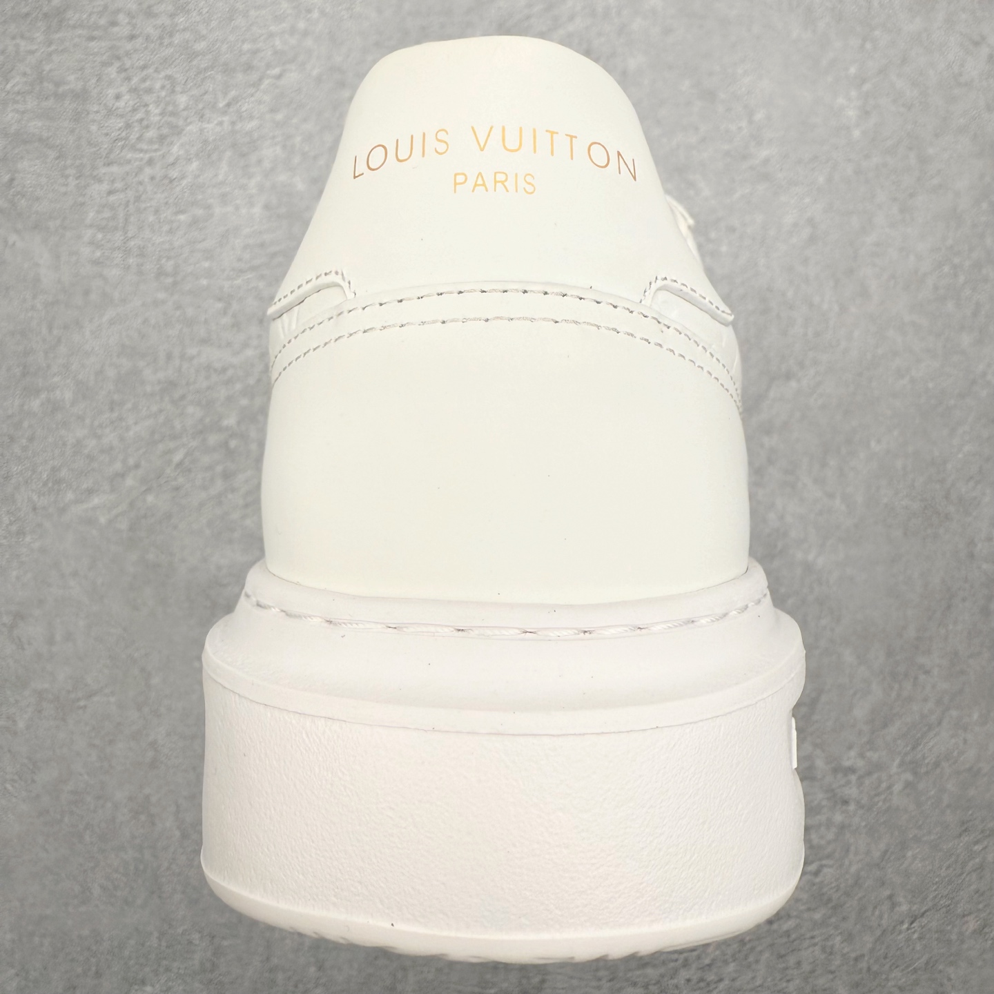 图片[8]-Louis Vuitton 路易威登 lv Time Out 低帮时尚运动板鞋 为舒软小牛皮革压印金属质感 Monogram 图案 再令 Louis 和vuitton 装饰点缀鞋带 与卢勒克斯金属线共同 释放莹泽光芒 搭配后部 Monogram帆布饰边和加厚胎面橡胶外底 鞋面胎牛皮和进口PVC制裁而成 高密度进口电脑车线工艺、经典LOGO跟PVC完美结合 原版大底开模 内里采用进口羊皮 超软皮内里+鞋垫 最新LV/路易威登 杨幂 关晓彤 官方等多明星网红同款 快手抖音等多平台热推 尺码：35 36 37 38 39 40 41 42 43 44-选品中心