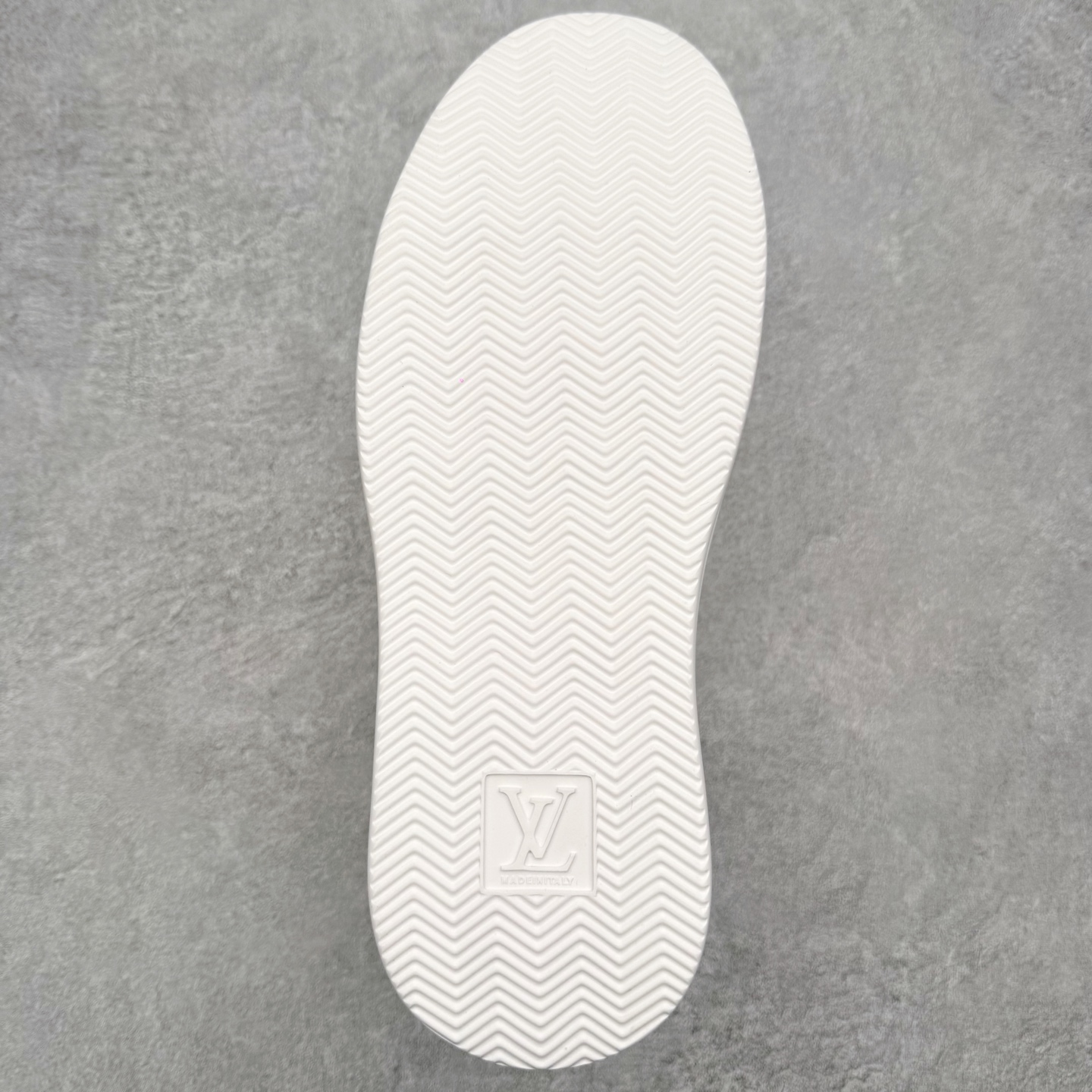 图片[9]-Louis Vuitton 路易威登 lv Time Out 低帮时尚运动板鞋 为舒软小牛皮革压印金属质感 Monogram 图案 再令 Louis 和vuitton 装饰点缀鞋带 与卢勒克斯金属线共同 释放莹泽光芒 搭配后部 Monogram帆布饰边和加厚胎面橡胶外底 鞋面胎牛皮和进口PVC制裁而成 高密度进口电脑车线工艺、经典LOGO跟PVC完美结合 原版大底开模 内里采用进口羊皮 超软皮内里+鞋垫 最新LV/路易威登 杨幂 关晓彤 官方等多明星网红同款 快手抖音等多平台热推 尺码：35 36 37 38 39 40 41 42 43 44-选品中心