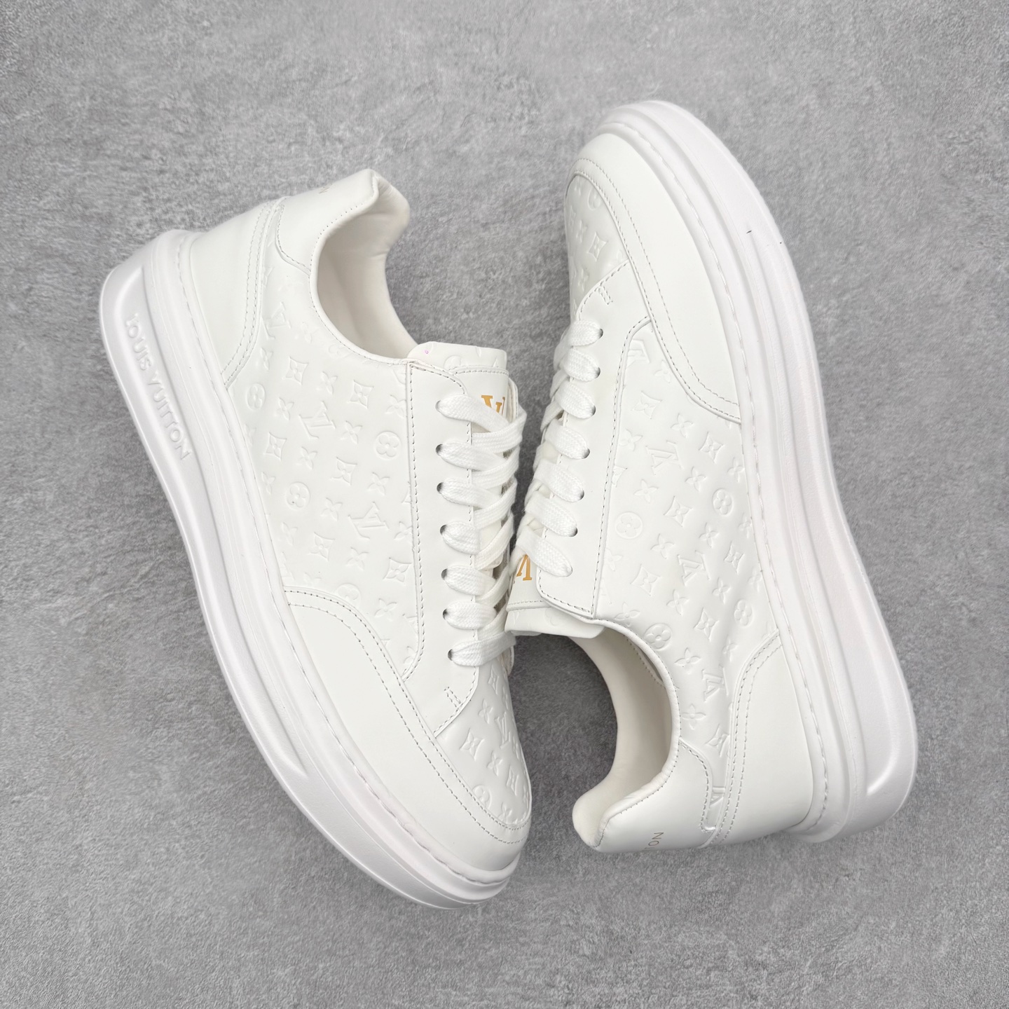 图片[3]-Louis Vuitton 路易威登 lv Time Out 低帮时尚运动板鞋 为舒软小牛皮革压印金属质感 Monogram 图案 再令 Louis 和vuitton 装饰点缀鞋带 与卢勒克斯金属线共同 释放莹泽光芒 搭配后部 Monogram帆布饰边和加厚胎面橡胶外底 鞋面胎牛皮和进口PVC制裁而成 高密度进口电脑车线工艺、经典LOGO跟PVC完美结合 原版大底开模 内里采用进口羊皮 超软皮内里+鞋垫 最新LV/路易威登 杨幂 关晓彤 官方等多明星网红同款 快手抖音等多平台热推 尺码：35 36 37 38 39 40 41 42 43 44-选品中心