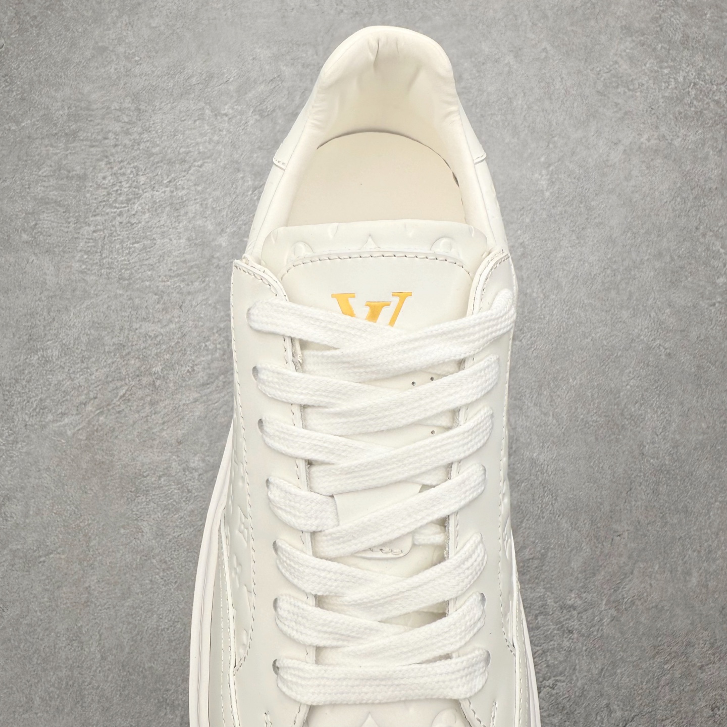 图片[5]-Louis Vuitton 路易威登 lv Time Out 低帮时尚运动板鞋 为舒软小牛皮革压印金属质感 Monogram 图案 再令 Louis 和vuitton 装饰点缀鞋带 与卢勒克斯金属线共同 释放莹泽光芒 搭配后部 Monogram帆布饰边和加厚胎面橡胶外底 鞋面胎牛皮和进口PVC制裁而成 高密度进口电脑车线工艺、经典LOGO跟PVC完美结合 原版大底开模 内里采用进口羊皮 超软皮内里+鞋垫 最新LV/路易威登 杨幂 关晓彤 官方等多明星网红同款 快手抖音等多平台热推 尺码：35 36 37 38 39 40 41 42 43 44-选品中心