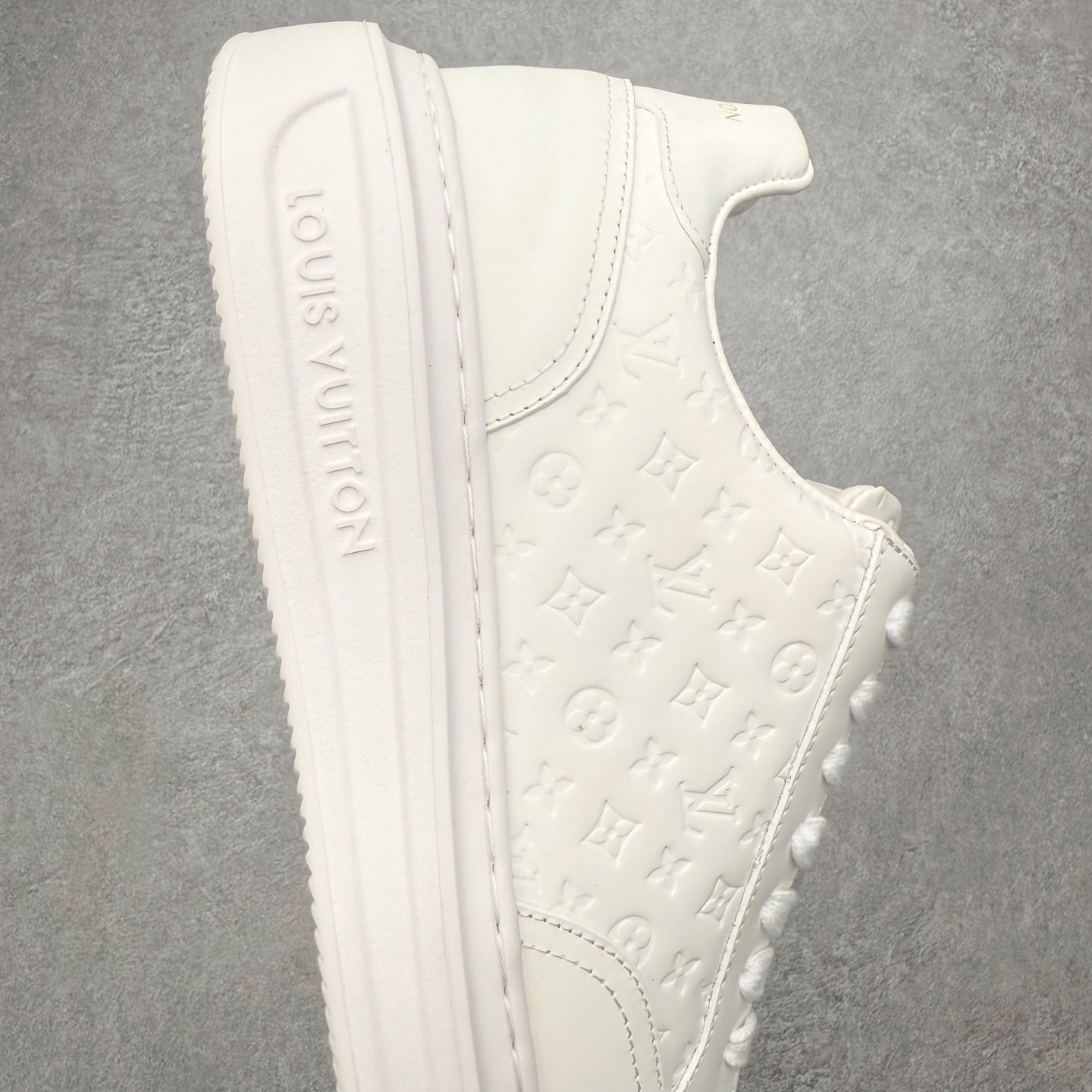 图片[6]-Louis Vuitton 路易威登 lv Time Out 低帮时尚运动板鞋 为舒软小牛皮革压印金属质感 Monogram 图案 再令 Louis 和vuitton 装饰点缀鞋带 与卢勒克斯金属线共同 释放莹泽光芒 搭配后部 Monogram帆布饰边和加厚胎面橡胶外底 鞋面胎牛皮和进口PVC制裁而成 高密度进口电脑车线工艺、经典LOGO跟PVC完美结合 原版大底开模 内里采用进口羊皮 超软皮内里+鞋垫 最新LV/路易威登 杨幂 关晓彤 官方等多明星网红同款 快手抖音等多平台热推 尺码：35 36 37 38 39 40 41 42 43 44-选品中心