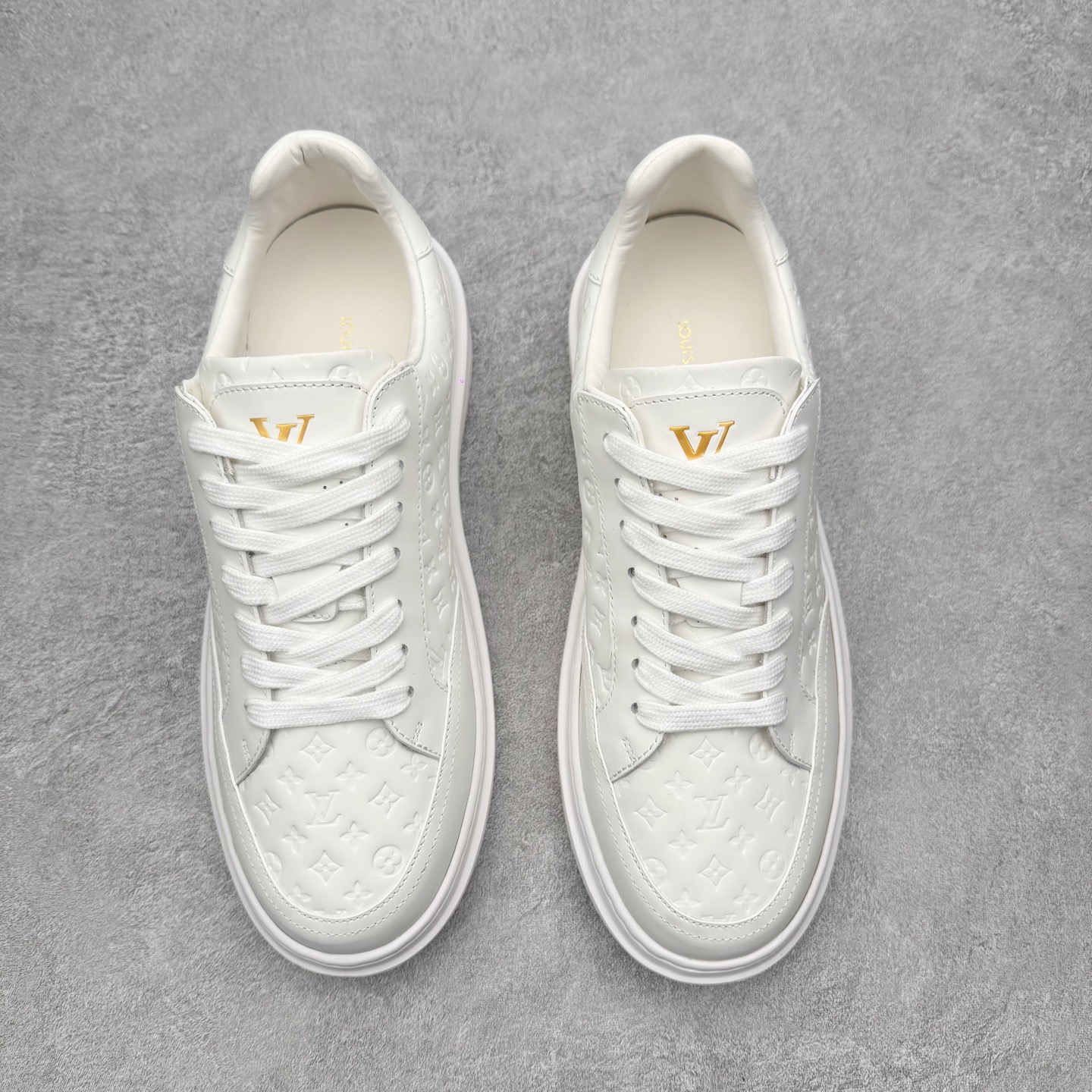 图片[2]-Louis Vuitton 路易威登 lv Time Out 低帮时尚运动板鞋 为舒软小牛皮革压印金属质感 Monogram 图案 再令 Louis 和vuitton 装饰点缀鞋带 与卢勒克斯金属线共同 释放莹泽光芒 搭配后部 Monogram帆布饰边和加厚胎面橡胶外底 鞋面胎牛皮和进口PVC制裁而成 高密度进口电脑车线工艺、经典LOGO跟PVC完美结合 原版大底开模 内里采用进口羊皮 超软皮内里+鞋垫 最新LV/路易威登 杨幂 关晓彤 官方等多明星网红同款 快手抖音等多平台热推 尺码：35 36 37 38 39 40 41 42 43 44-选品中心