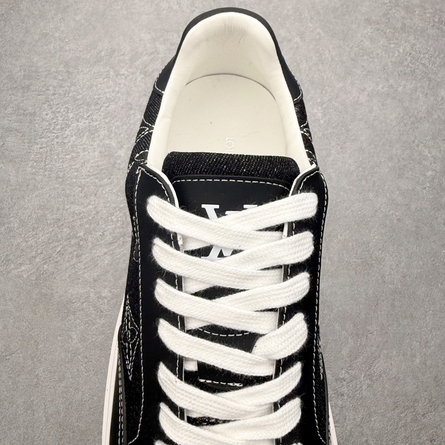 图片[5]-Louis Vuitton 路易威登 lv Time Out 低帮时尚运动板鞋 为舒软小牛皮革压印金属质感 Monogram 图案 再令 Louis 和vuitton 装饰点缀鞋带 与卢勒克斯金属线共同 释放莹泽光芒 搭配后部 Monogram帆布饰边和加厚胎面橡胶外底 鞋面胎牛皮和进口PVC制裁而成 高密度进口电脑车线工艺、经典LOGO跟PVC完美结合 原版大底开模 内里采用进口羊皮 超软皮内里+鞋垫 最新LV/路易威登 杨幂 关晓彤 官方等多明星网红同款 快手抖音等多平台热推 尺码：35 36 37 38 39 40 41 42 43 44-选品中心