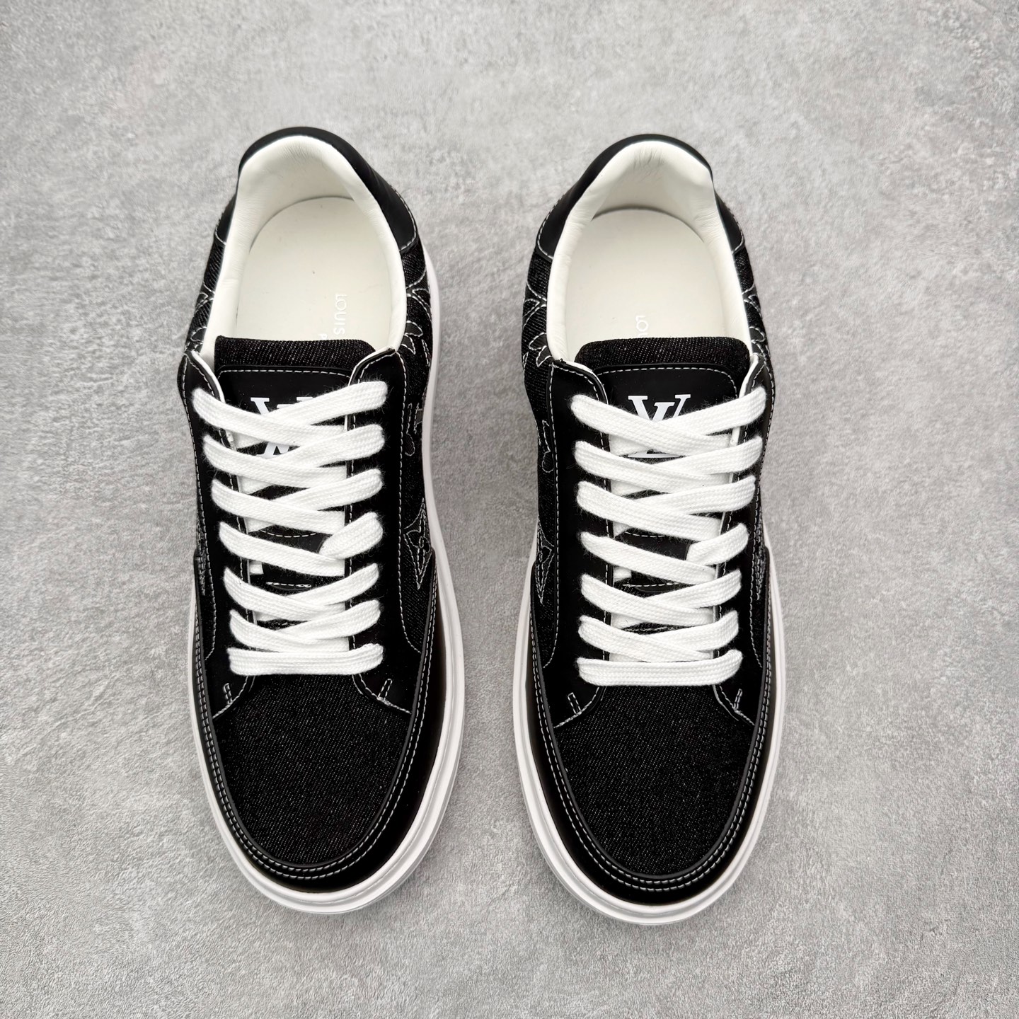 图片[2]-Louis Vuitton 路易威登 lv Time Out 低帮时尚运动板鞋 为舒软小牛皮革压印金属质感 Monogram 图案 再令 Louis 和vuitton 装饰点缀鞋带 与卢勒克斯金属线共同 释放莹泽光芒 搭配后部 Monogram帆布饰边和加厚胎面橡胶外底 鞋面胎牛皮和进口PVC制裁而成 高密度进口电脑车线工艺、经典LOGO跟PVC完美结合 原版大底开模 内里采用进口羊皮 超软皮内里+鞋垫 最新LV/路易威登 杨幂 关晓彤 官方等多明星网红同款 快手抖音等多平台热推 尺码：35 36 37 38 39 40 41 42 43 44-选品中心