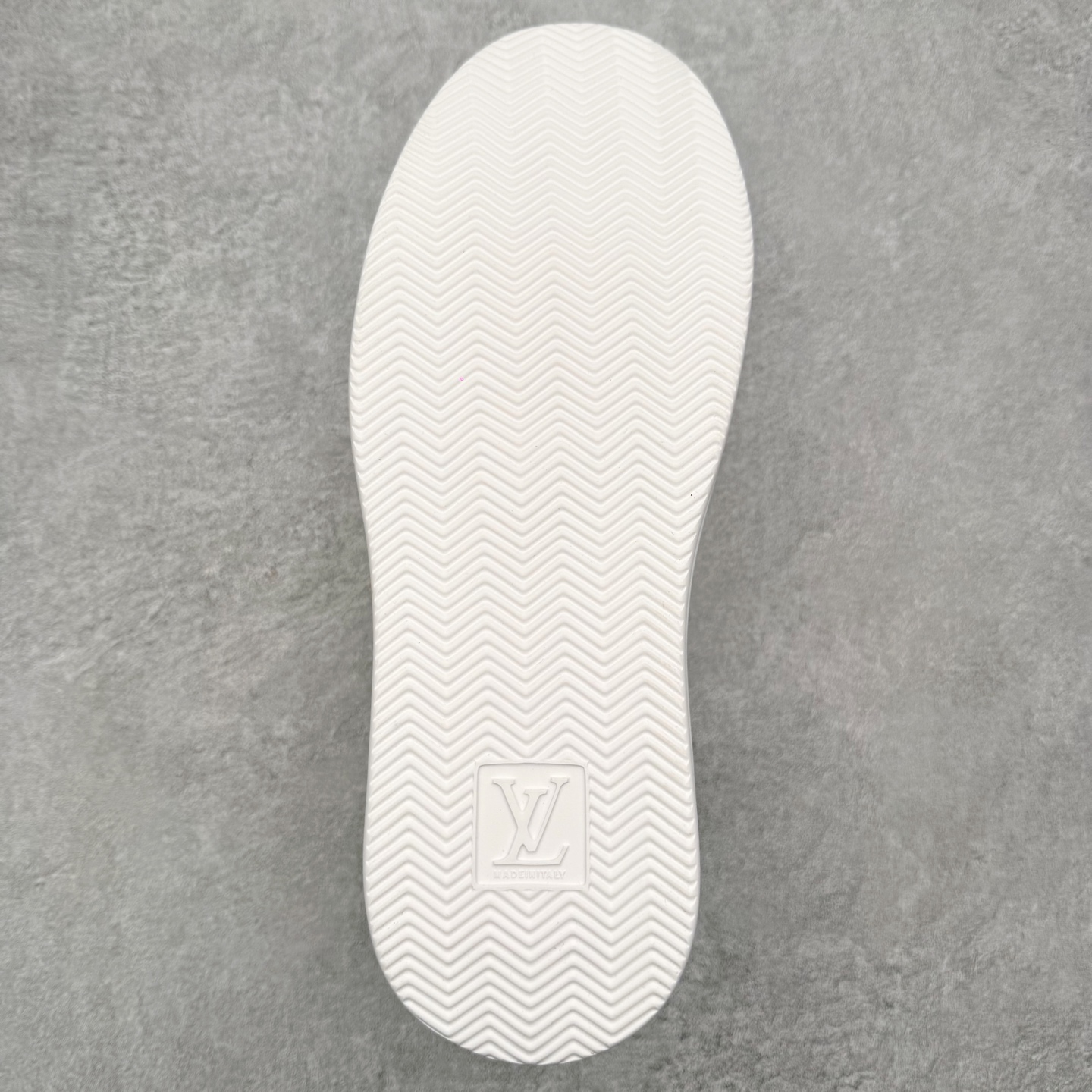 图片[9]-Louis Vuitton 路易威登 lv Time Out 低帮时尚运动板鞋 为舒软小牛皮革压印金属质感 Monogram 图案 再令 Louis 和vuitton 装饰点缀鞋带 与卢勒克斯金属线共同 释放莹泽光芒 搭配后部 Monogram帆布饰边和加厚胎面橡胶外底 鞋面胎牛皮和进口PVC制裁而成 高密度进口电脑车线工艺、经典LOGO跟PVC完美结合 原版大底开模 内里采用进口羊皮 超软皮内里+鞋垫 最新LV/路易威登 杨幂 关晓彤 官方等多明星网红同款 快手抖音等多平台热推 尺码：35 36 37 38 39 40 41 42 43 44-选品中心