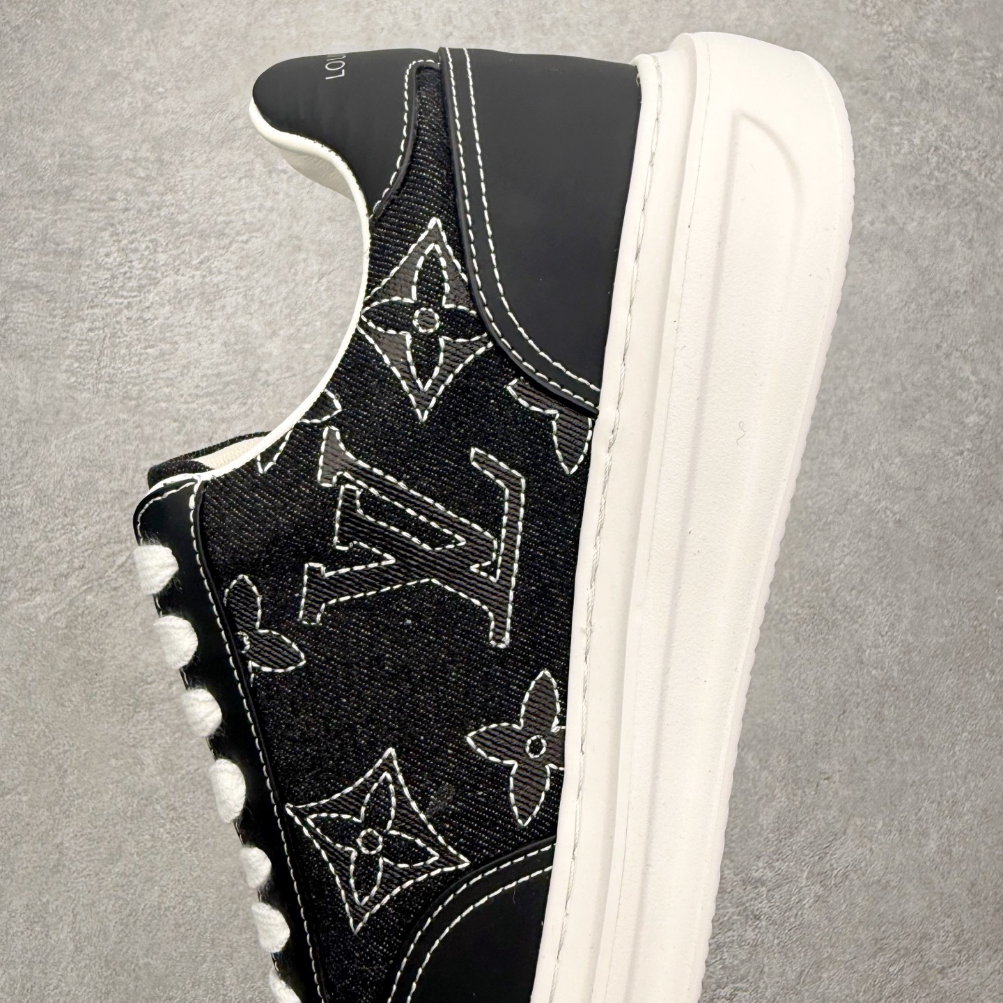 图片[7]-Louis Vuitton 路易威登 lv Time Out 低帮时尚运动板鞋 为舒软小牛皮革压印金属质感 Monogram 图案 再令 Louis 和vuitton 装饰点缀鞋带 与卢勒克斯金属线共同 释放莹泽光芒 搭配后部 Monogram帆布饰边和加厚胎面橡胶外底 鞋面胎牛皮和进口PVC制裁而成 高密度进口电脑车线工艺、经典LOGO跟PVC完美结合 原版大底开模 内里采用进口羊皮 超软皮内里+鞋垫 最新LV/路易威登 杨幂 关晓彤 官方等多明星网红同款 快手抖音等多平台热推 尺码：35 36 37 38 39 40 41 42 43 44-选品中心