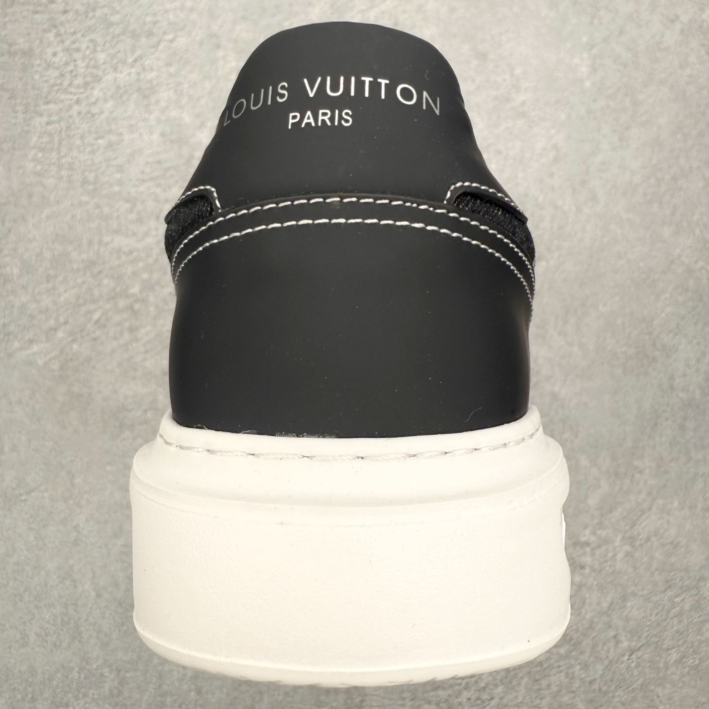 图片[8]-Louis Vuitton 路易威登 lv Time Out 低帮时尚运动板鞋 为舒软小牛皮革压印金属质感 Monogram 图案 再令 Louis 和vuitton 装饰点缀鞋带 与卢勒克斯金属线共同 释放莹泽光芒 搭配后部 Monogram帆布饰边和加厚胎面橡胶外底 鞋面胎牛皮和进口PVC制裁而成 高密度进口电脑车线工艺、经典LOGO跟PVC完美结合 原版大底开模 内里采用进口羊皮 超软皮内里+鞋垫 最新LV/路易威登 杨幂 关晓彤 官方等多明星网红同款 快手抖音等多平台热推 尺码：35 36 37 38 39 40 41 42 43 44-选品中心