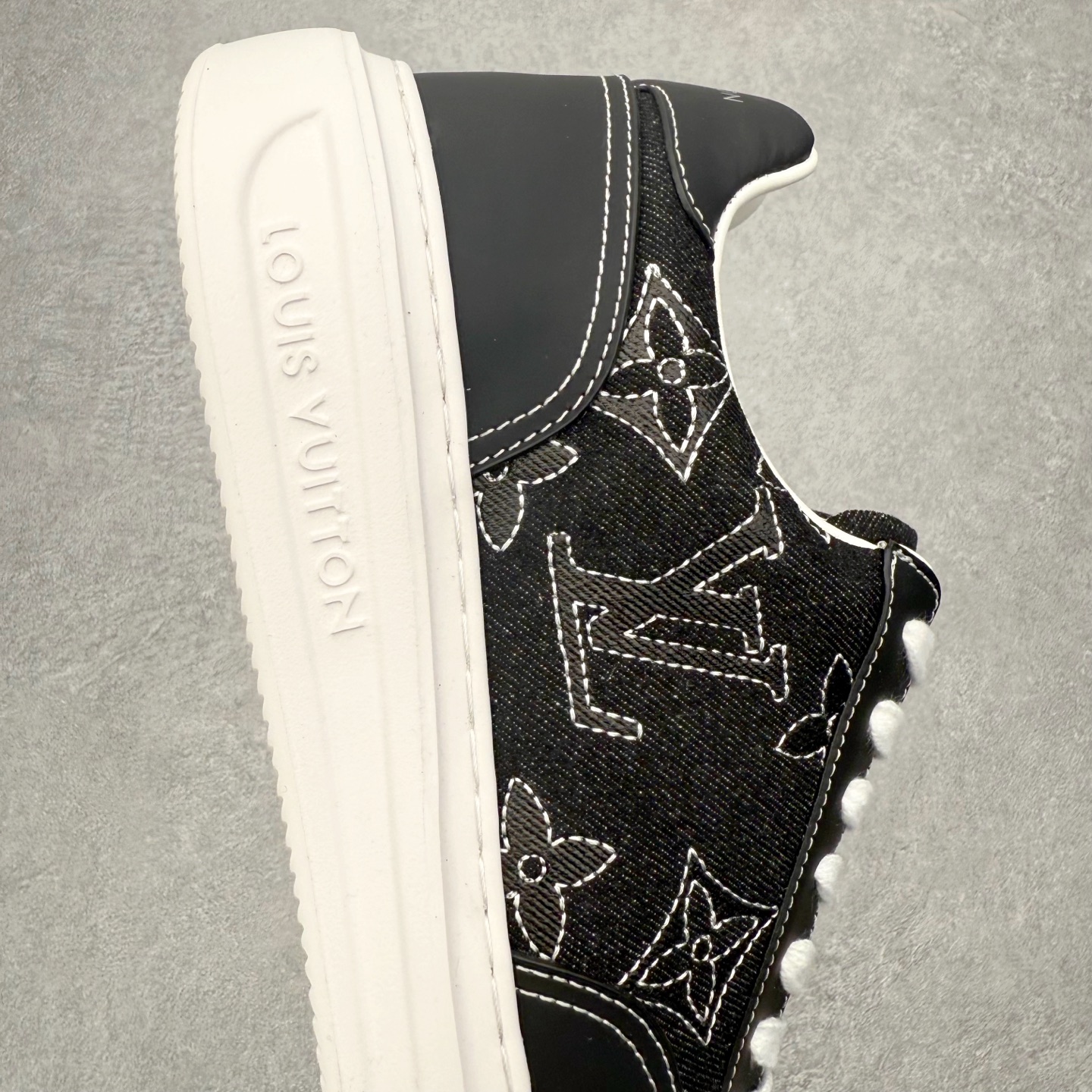 图片[6]-Louis Vuitton 路易威登 lv Time Out 低帮时尚运动板鞋 为舒软小牛皮革压印金属质感 Monogram 图案 再令 Louis 和vuitton 装饰点缀鞋带 与卢勒克斯金属线共同 释放莹泽光芒 搭配后部 Monogram帆布饰边和加厚胎面橡胶外底 鞋面胎牛皮和进口PVC制裁而成 高密度进口电脑车线工艺、经典LOGO跟PVC完美结合 原版大底开模 内里采用进口羊皮 超软皮内里+鞋垫 最新LV/路易威登 杨幂 关晓彤 官方等多明星网红同款 快手抖音等多平台热推 尺码：35 36 37 38 39 40 41 42 43 44-选品中心