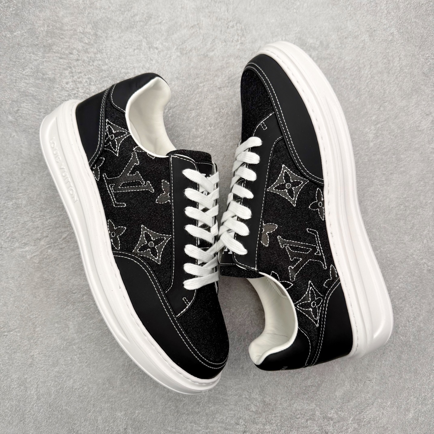 图片[3]-Louis Vuitton 路易威登 lv Time Out 低帮时尚运动板鞋 为舒软小牛皮革压印金属质感 Monogram 图案 再令 Louis 和vuitton 装饰点缀鞋带 与卢勒克斯金属线共同 释放莹泽光芒 搭配后部 Monogram帆布饰边和加厚胎面橡胶外底 鞋面胎牛皮和进口PVC制裁而成 高密度进口电脑车线工艺、经典LOGO跟PVC完美结合 原版大底开模 内里采用进口羊皮 超软皮内里+鞋垫 最新LV/路易威登 杨幂 关晓彤 官方等多明星网红同款 快手抖音等多平台热推 尺码：35 36 37 38 39 40 41 42 43 44-选品中心