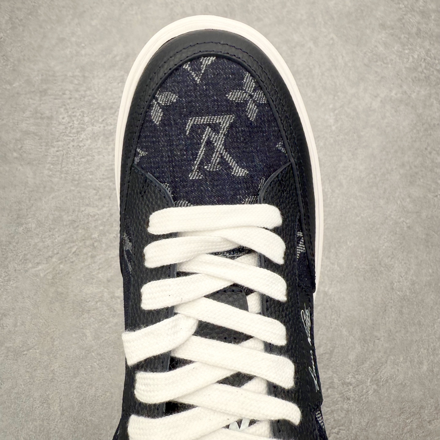 图片[4]-Louis Vuitton 路易威登 lv Time Out 低帮时尚运动板鞋 为舒软小牛皮革压印金属质感 Monogram 图案 再令 Louis 和vuitton 装饰点缀鞋带 与卢勒克斯金属线共同 释放莹泽光芒 搭配后部 Monogram帆布饰边和加厚胎面橡胶外底 鞋面胎牛皮和进口PVC制裁而成 高密度进口电脑车线工艺、经典LOGO跟PVC完美结合 原版大底开模 内里采用进口羊皮 超软皮内里+鞋垫 最新LV/路易威登 杨幂 关晓彤 官方等多明星网红同款 快手抖音等多平台热推 尺码：35 36 37 38 39 40 41 42 43 44-选品中心