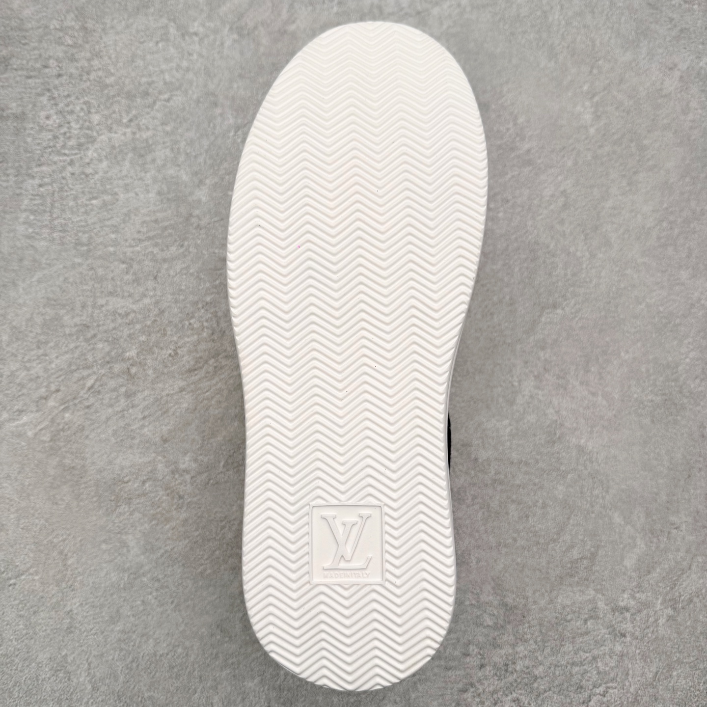 图片[9]-Louis Vuitton 路易威登 lv Time Out 低帮时尚运动板鞋 为舒软小牛皮革压印金属质感 Monogram 图案 再令 Louis 和vuitton 装饰点缀鞋带 与卢勒克斯金属线共同 释放莹泽光芒 搭配后部 Monogram帆布饰边和加厚胎面橡胶外底 鞋面胎牛皮和进口PVC制裁而成 高密度进口电脑车线工艺、经典LOGO跟PVC完美结合 原版大底开模 内里采用进口羊皮 超软皮内里+鞋垫 最新LV/路易威登 杨幂 关晓彤 官方等多明星网红同款 快手抖音等多平台热推 尺码：35 36 37 38 39 40 41 42 43 44-选品中心