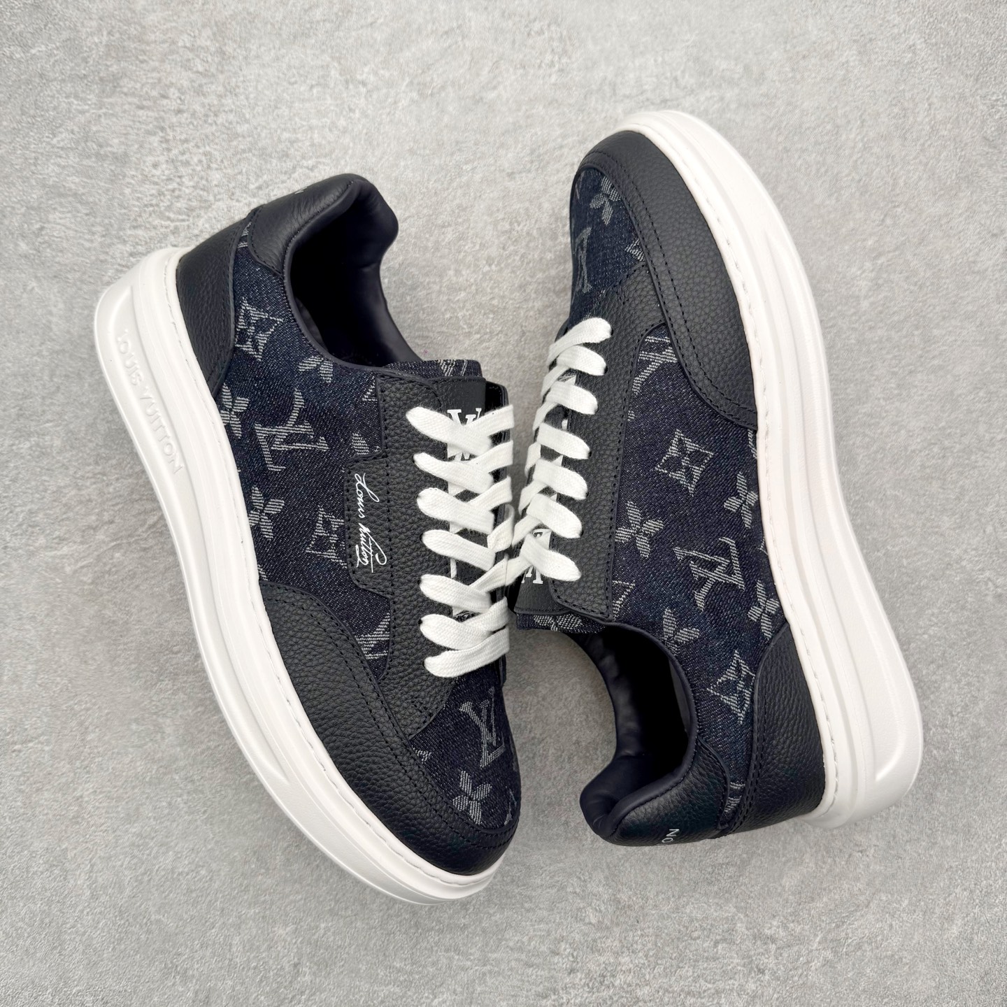 图片[3]-Louis Vuitton 路易威登 lv Time Out 低帮时尚运动板鞋 为舒软小牛皮革压印金属质感 Monogram 图案 再令 Louis 和vuitton 装饰点缀鞋带 与卢勒克斯金属线共同 释放莹泽光芒 搭配后部 Monogram帆布饰边和加厚胎面橡胶外底 鞋面胎牛皮和进口PVC制裁而成 高密度进口电脑车线工艺、经典LOGO跟PVC完美结合 原版大底开模 内里采用进口羊皮 超软皮内里+鞋垫 最新LV/路易威登 杨幂 关晓彤 官方等多明星网红同款 快手抖音等多平台热推 尺码：35 36 37 38 39 40 41 42 43 44-选品中心