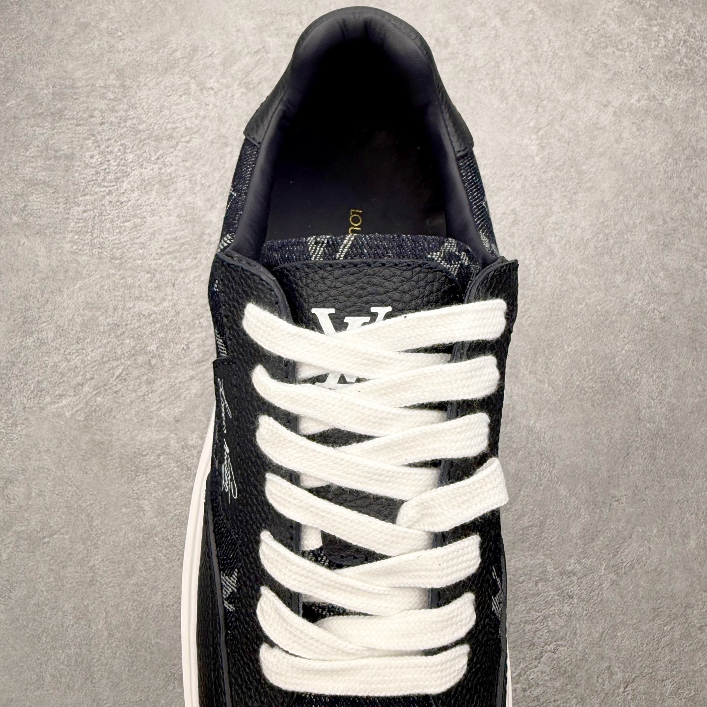 图片[5]-Louis Vuitton 路易威登 lv Time Out 低帮时尚运动板鞋 为舒软小牛皮革压印金属质感 Monogram 图案 再令 Louis 和vuitton 装饰点缀鞋带 与卢勒克斯金属线共同 释放莹泽光芒 搭配后部 Monogram帆布饰边和加厚胎面橡胶外底 鞋面胎牛皮和进口PVC制裁而成 高密度进口电脑车线工艺、经典LOGO跟PVC完美结合 原版大底开模 内里采用进口羊皮 超软皮内里+鞋垫 最新LV/路易威登 杨幂 关晓彤 官方等多明星网红同款 快手抖音等多平台热推 尺码：35 36 37 38 39 40 41 42 43 44-选品中心