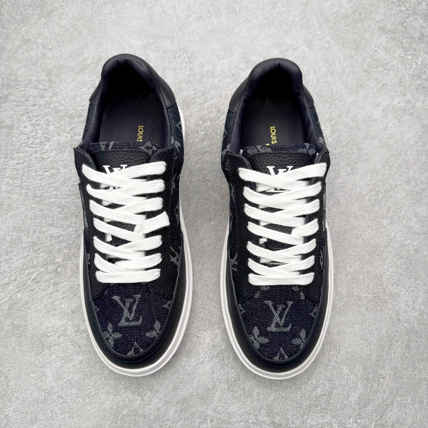 图片[2]-Louis Vuitton 路易威登 lv Time Out 低帮时尚运动板鞋 为舒软小牛皮革压印金属质感 Monogram 图案 再令 Louis 和vuitton 装饰点缀鞋带 与卢勒克斯金属线共同 释放莹泽光芒 搭配后部 Monogram帆布饰边和加厚胎面橡胶外底 鞋面胎牛皮和进口PVC制裁而成 高密度进口电脑车线工艺、经典LOGO跟PVC完美结合 原版大底开模 内里采用进口羊皮 超软皮内里+鞋垫 最新LV/路易威登 杨幂 关晓彤 官方等多明星网红同款 快手抖音等多平台热推 尺码：35 36 37 38 39 40 41 42 43 44-选品中心