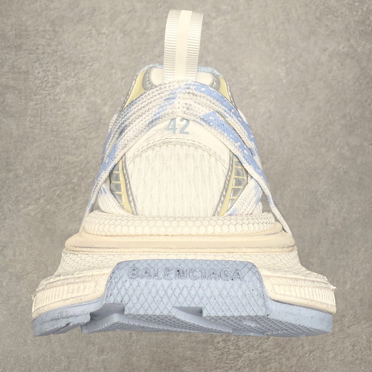 图片[8]-＃VG零售版 BALENCIAGA 3XL Sneakers 巴黎世家十代网布系带低帮走秀复古老爹鞋 全套原纸板楦头开发 最原汁原味的灵魂版型 全鞋荧光划线卡点 胶水把控整洁度追求极致完美 每一双都是工艺品 多重QC质检 超越公司货的品控标准 实实在在的免检产品 原盒原配 正确字体电绣 粗细、位置、大小正确 侧边TPU 透气孔匹配意产原版 正确分离大底 TPU软底 原版一致大底LOGO 立体感十足 原厂皮料水洗做旧 采购原厂网纱 不含皮革 网布材料和聚氨酯 磨损效果 鞋头边缘和后帮 Balenciaga 徽标 鞋面和后跟凸印尺码 鞋舌 3XL 橡胶品牌标识和反光细节 鞋帮拉袢和鞋舌拉祥 配反光细节 备用鞋带在鞋履前侧 可在穿着前取下 便于不同造型搭配 正常尺码 尺码：35 36 37 38 39 40 41 42 43 44 45 46-选品中心