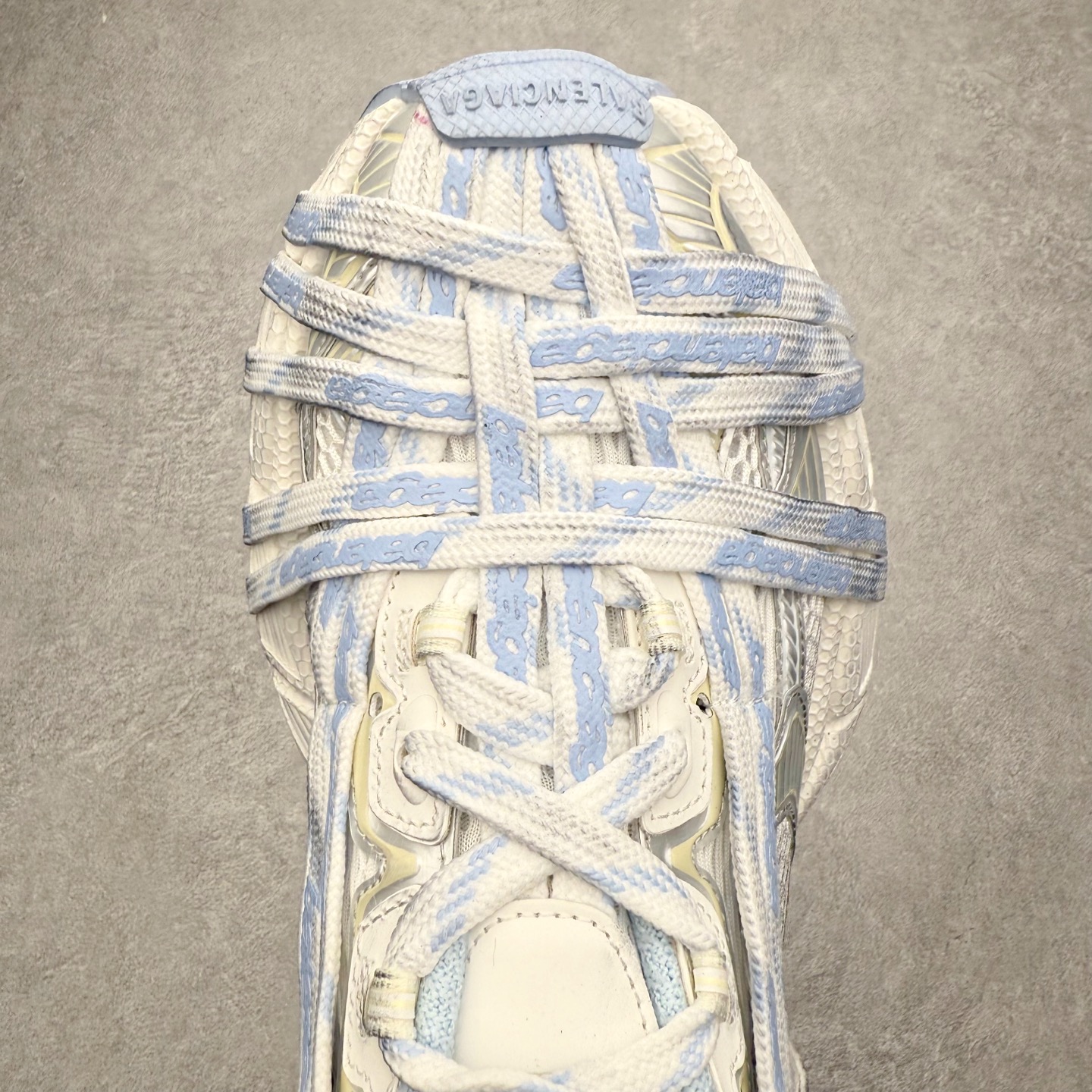 图片[4]-＃VG零售版 BALENCIAGA 3XL Sneakers 巴黎世家十代网布系带低帮走秀复古老爹鞋 全套原纸板楦头开发 最原汁原味的灵魂版型 全鞋荧光划线卡点 胶水把控整洁度追求极致完美 每一双都是工艺品 多重QC质检 超越公司货的品控标准 实实在在的免检产品 原盒原配 正确字体电绣 粗细、位置、大小正确 侧边TPU 透气孔匹配意产原版 正确分离大底 TPU软底 原版一致大底LOGO 立体感十足 原厂皮料水洗做旧 采购原厂网纱 不含皮革 网布材料和聚氨酯 磨损效果 鞋头边缘和后帮 Balenciaga 徽标 鞋面和后跟凸印尺码 鞋舌 3XL 橡胶品牌标识和反光细节 鞋帮拉袢和鞋舌拉祥 配反光细节 备用鞋带在鞋履前侧 可在穿着前取下 便于不同造型搭配 正常尺码 尺码：35 36 37 38 39 40 41 42 43 44 45 46-选品中心