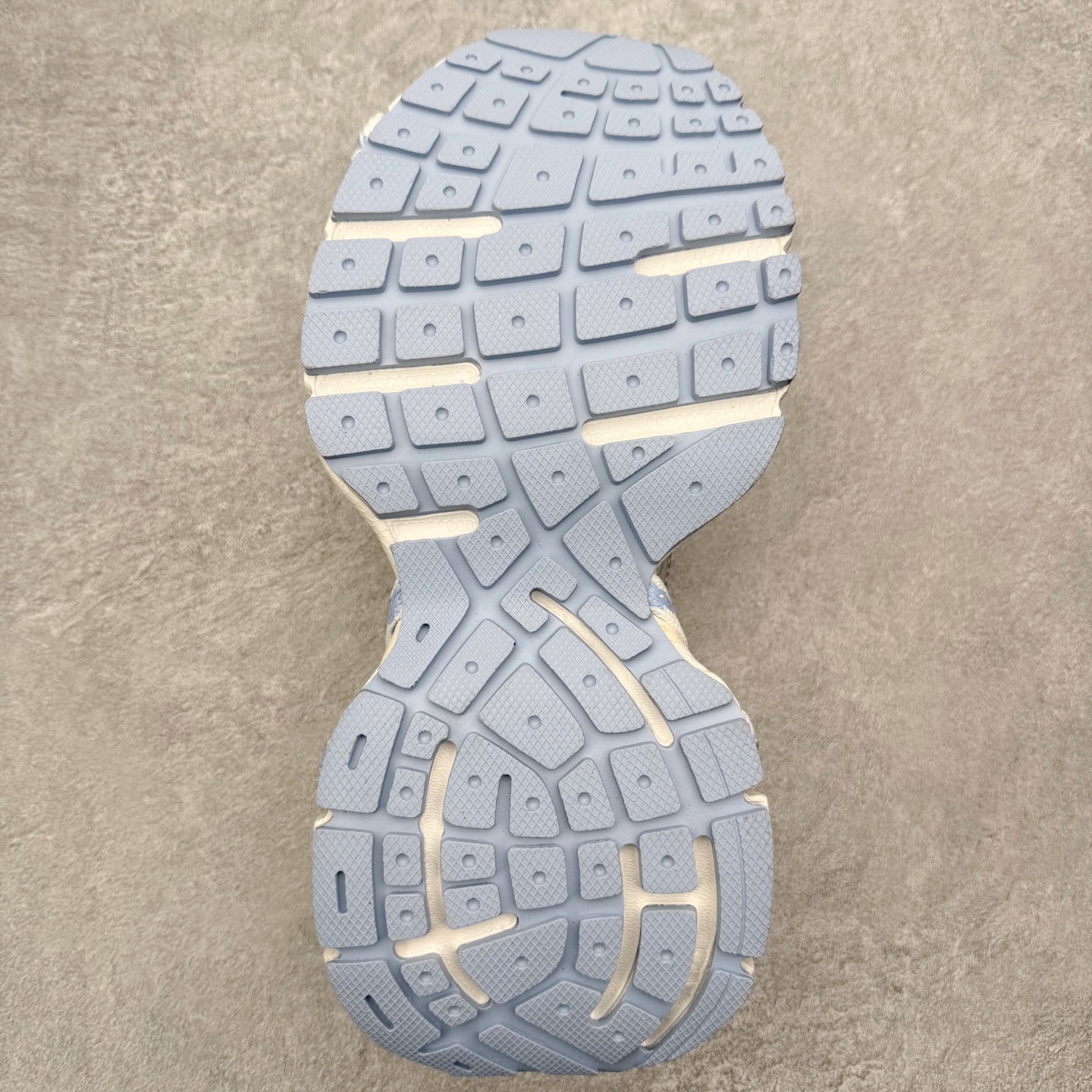 图片[9]-＃VG零售版 BALENCIAGA 3XL Sneakers 巴黎世家十代网布系带低帮走秀复古老爹鞋 全套原纸板楦头开发 最原汁原味的灵魂版型 全鞋荧光划线卡点 胶水把控整洁度追求极致完美 每一双都是工艺品 多重QC质检 超越公司货的品控标准 实实在在的免检产品 原盒原配 正确字体电绣 粗细、位置、大小正确 侧边TPU 透气孔匹配意产原版 正确分离大底 TPU软底 原版一致大底LOGO 立体感十足 原厂皮料水洗做旧 采购原厂网纱 不含皮革 网布材料和聚氨酯 磨损效果 鞋头边缘和后帮 Balenciaga 徽标 鞋面和后跟凸印尺码 鞋舌 3XL 橡胶品牌标识和反光细节 鞋帮拉袢和鞋舌拉祥 配反光细节 备用鞋带在鞋履前侧 可在穿着前取下 便于不同造型搭配 正常尺码 尺码：35 36 37 38 39 40 41 42 43 44 45 46-选品中心