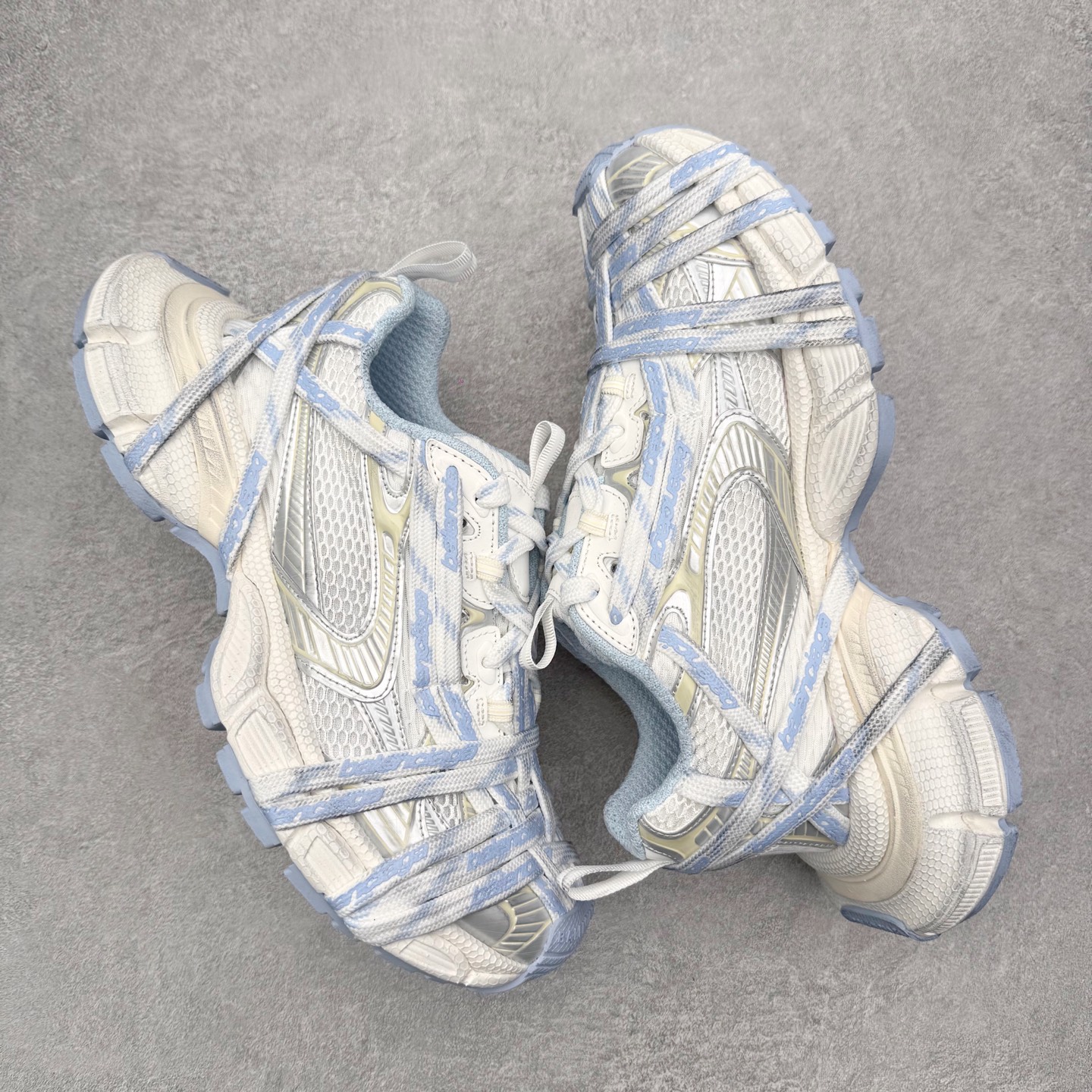 图片[3]-＃VG零售版 BALENCIAGA 3XL Sneakers 巴黎世家十代网布系带低帮走秀复古老爹鞋 全套原纸板楦头开发 最原汁原味的灵魂版型 全鞋荧光划线卡点 胶水把控整洁度追求极致完美 每一双都是工艺品 多重QC质检 超越公司货的品控标准 实实在在的免检产品 原盒原配 正确字体电绣 粗细、位置、大小正确 侧边TPU 透气孔匹配意产原版 正确分离大底 TPU软底 原版一致大底LOGO 立体感十足 原厂皮料水洗做旧 采购原厂网纱 不含皮革 网布材料和聚氨酯 磨损效果 鞋头边缘和后帮 Balenciaga 徽标 鞋面和后跟凸印尺码 鞋舌 3XL 橡胶品牌标识和反光细节 鞋帮拉袢和鞋舌拉祥 配反光细节 备用鞋带在鞋履前侧 可在穿着前取下 便于不同造型搭配 正常尺码 尺码：35 36 37 38 39 40 41 42 43 44 45 46-选品中心