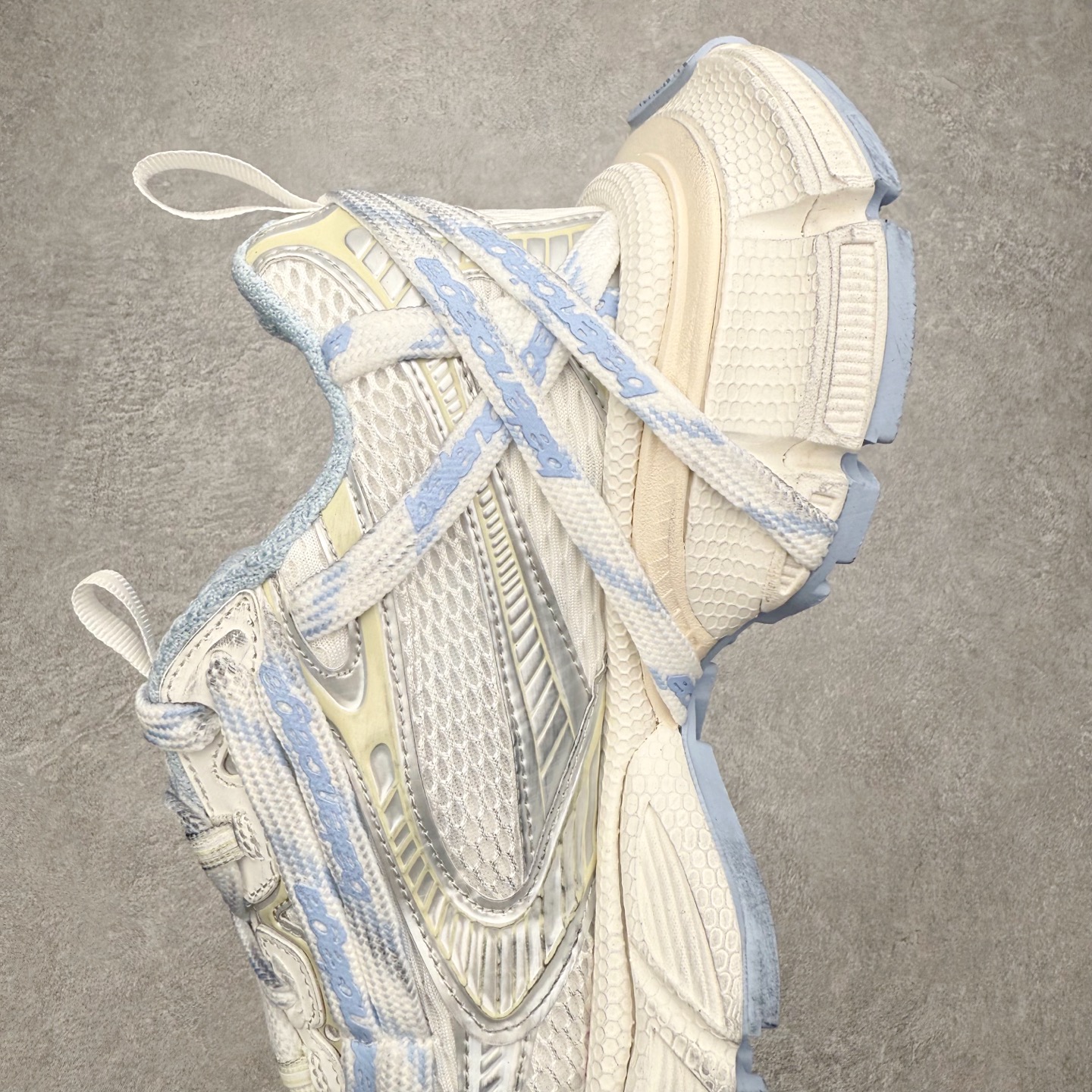 图片[7]-＃VG零售版 BALENCIAGA 3XL Sneakers 巴黎世家十代网布系带低帮走秀复古老爹鞋 全套原纸板楦头开发 最原汁原味的灵魂版型 全鞋荧光划线卡点 胶水把控整洁度追求极致完美 每一双都是工艺品 多重QC质检 超越公司货的品控标准 实实在在的免检产品 原盒原配 正确字体电绣 粗细、位置、大小正确 侧边TPU 透气孔匹配意产原版 正确分离大底 TPU软底 原版一致大底LOGO 立体感十足 原厂皮料水洗做旧 采购原厂网纱 不含皮革 网布材料和聚氨酯 磨损效果 鞋头边缘和后帮 Balenciaga 徽标 鞋面和后跟凸印尺码 鞋舌 3XL 橡胶品牌标识和反光细节 鞋帮拉袢和鞋舌拉祥 配反光细节 备用鞋带在鞋履前侧 可在穿着前取下 便于不同造型搭配 正常尺码 尺码：35 36 37 38 39 40 41 42 43 44 45 46-选品中心