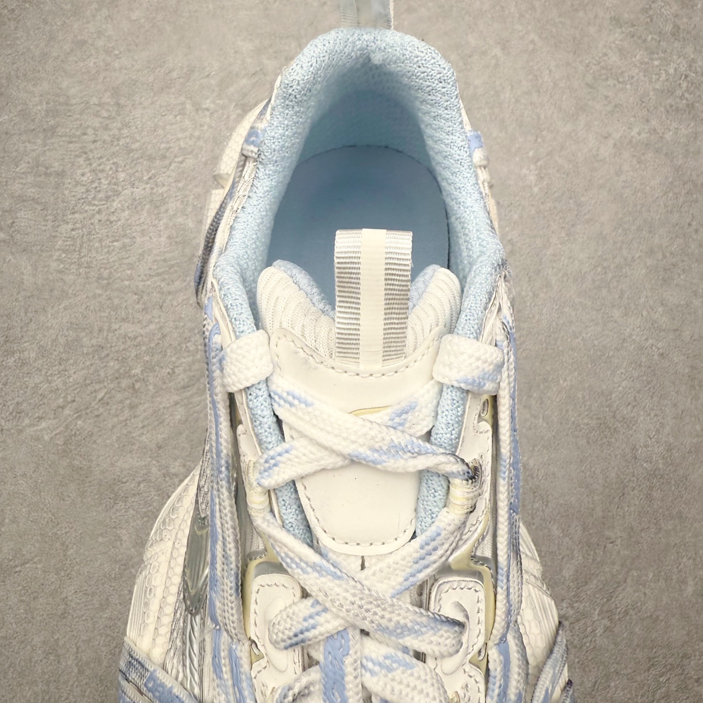 图片[5]-＃VG零售版 BALENCIAGA 3XL Sneakers 巴黎世家十代网布系带低帮走秀复古老爹鞋 全套原纸板楦头开发 最原汁原味的灵魂版型 全鞋荧光划线卡点 胶水把控整洁度追求极致完美 每一双都是工艺品 多重QC质检 超越公司货的品控标准 实实在在的免检产品 原盒原配 正确字体电绣 粗细、位置、大小正确 侧边TPU 透气孔匹配意产原版 正确分离大底 TPU软底 原版一致大底LOGO 立体感十足 原厂皮料水洗做旧 采购原厂网纱 不含皮革 网布材料和聚氨酯 磨损效果 鞋头边缘和后帮 Balenciaga 徽标 鞋面和后跟凸印尺码 鞋舌 3XL 橡胶品牌标识和反光细节 鞋帮拉袢和鞋舌拉祥 配反光细节 备用鞋带在鞋履前侧 可在穿着前取下 便于不同造型搭配 正常尺码 尺码：35 36 37 38 39 40 41 42 43 44 45 46-选品中心