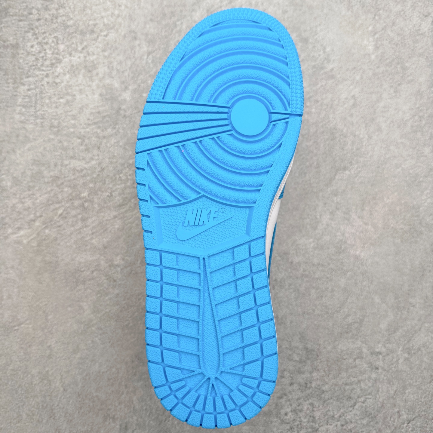 图片[9]-＃小DT Air Jordan AJ1 Low OG 低帮系列 全新流水线出品 超强性价比 DT版本平替选择 市场第二梯队 全部原鞋开发 原楦原纸板开发 全鞋电脑针车 原厂内置全掌气垫 原盒内在原标 唯一Zp原版鞋带绑法 免检产品 全新2022版型 全头层皮料 完美零毛边处理 原厂配置全掌气垫 价格定位良心 几十个配色陆续出货 实拍调校N版已经零色差零失真 百分百还原实物色彩所见即所得 不存在货不对板色差等低级问题 选购参考实物拍摄 不混卖不参货 只用心做好货严格选品 承诺混一赔十 尺码：36 36.5 37.5 38 38.5 39 40 40.5 41 42 42.5 43 44 44.5 45 46-选品中心