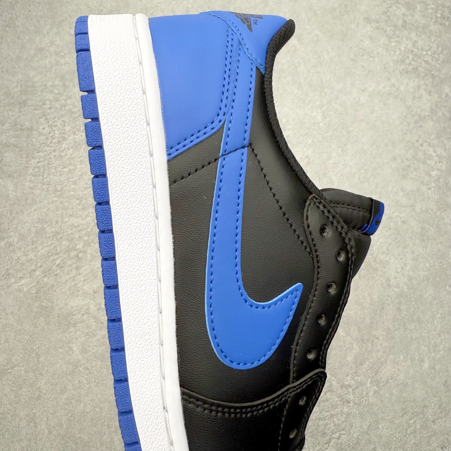 图片[6]-＃小DT Air Jordan AJ1 Low OG 低帮系列 全新流水线出品 超强性价比 DT版本平替选择 市场第二梯队 全部原鞋开发 原楦原纸板开发 全鞋电脑针车 原厂内置全掌气垫 原盒内在原标 唯一Zp原版鞋带绑法 免检产品 全新2022版型 全头层皮料 完美零毛边处理 原厂配置全掌气垫 价格定位良心 几十个配色陆续出货 实拍调校N版已经零色差零失真 百分百还原实物色彩所见即所得 不存在货不对板色差等低级问题 选购参考实物拍摄 不混卖不参货 只用心做好货严格选品 承诺混一赔十 尺码：36 36.5 37.5 38 38.5 39 40 40.5 41 42 42.5 43 44 44.5 45 46-选品中心