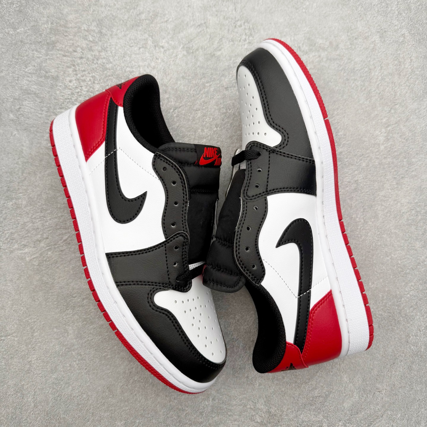 图片[3]-＃小DT Air Jordan AJ1 Low OG 低帮系列 全新流水线出品 超强性价比 DT版本平替选择 市场第二梯队 全部原鞋开发 原楦原纸板开发 全鞋电脑针车 原厂内置全掌气垫 原盒内在原标 唯一Zp原版鞋带绑法 免检产品 全新2022版型 全头层皮料 完美零毛边处理 原厂配置全掌气垫 价格定位良心 几十个配色陆续出货 实拍调校N版已经零色差零失真 百分百还原实物色彩所见即所得 不存在货不对板色差等低级问题 选购参考实物拍摄 不混卖不参货 只用心做好货严格选品 承诺混一赔十 尺码：36 36.5 37.5 38 38.5 39 40 40.5 41 42 42.5 43 44 44.5 45 46-选品中心