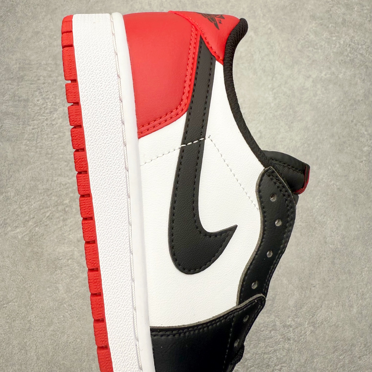 图片[6]-＃小DT Air Jordan AJ1 Low OG 低帮系列 全新流水线出品 超强性价比 DT版本平替选择 市场第二梯队 全部原鞋开发 原楦原纸板开发 全鞋电脑针车 原厂内置全掌气垫 原盒内在原标 唯一Zp原版鞋带绑法 免检产品 全新2022版型 全头层皮料 完美零毛边处理 原厂配置全掌气垫 价格定位良心 几十个配色陆续出货 实拍调校N版已经零色差零失真 百分百还原实物色彩所见即所得 不存在货不对板色差等低级问题 选购参考实物拍摄 不混卖不参货 只用心做好货严格选品 承诺混一赔十 尺码：36 36.5 37.5 38 38.5 39 40 40.5 41 42 42.5 43 44 44.5 45 46-选品中心