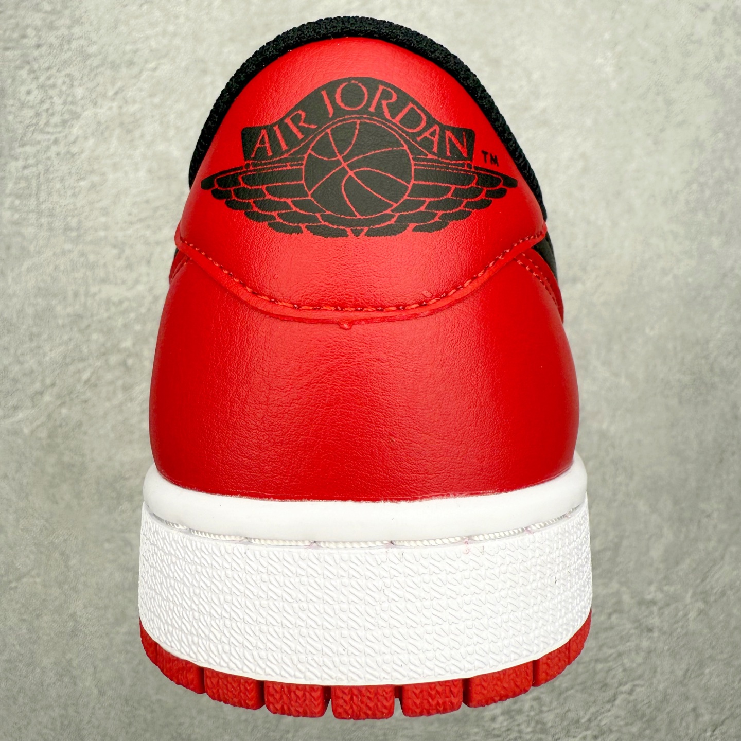 图片[8]-＃小DT Air Jordan AJ1 Low OG 低帮系列 全新流水线出品 超强性价比 DT版本平替选择 市场第二梯队 全部原鞋开发 原楦原纸板开发 全鞋电脑针车 原厂内置全掌气垫 原盒内在原标 唯一Zp原版鞋带绑法 免检产品 全新2022版型 全头层皮料 完美零毛边处理 原厂配置全掌气垫 价格定位良心 几十个配色陆续出货 实拍调校N版已经零色差零失真 百分百还原实物色彩所见即所得 不存在货不对板色差等低级问题 选购参考实物拍摄 不混卖不参货 只用心做好货严格选品 承诺混一赔十 尺码：36 36.5 37.5 38 38.5 39 40 40.5 41 42 42.5 43 44 44.5 45 46-选品中心