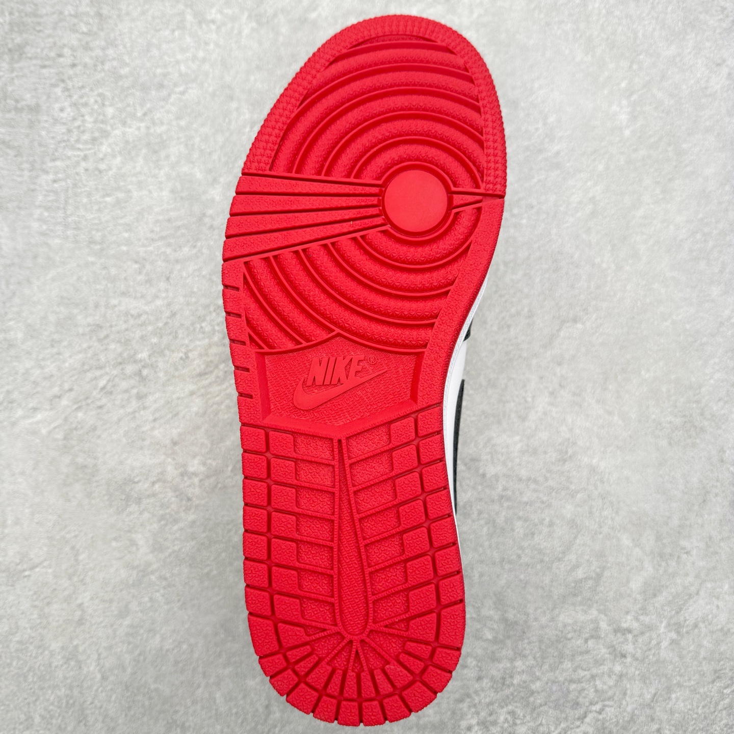 图片[9]-＃小DT Air Jordan AJ1 Low OG 低帮系列 全新流水线出品 超强性价比 DT版本平替选择 市场第二梯队 全部原鞋开发 原楦原纸板开发 全鞋电脑针车 原厂内置全掌气垫 原盒内在原标 唯一Zp原版鞋带绑法 免检产品 全新2022版型 全头层皮料 完美零毛边处理 原厂配置全掌气垫 价格定位良心 几十个配色陆续出货 实拍调校N版已经零色差零失真 百分百还原实物色彩所见即所得 不存在货不对板色差等低级问题 选购参考实物拍摄 不混卖不参货 只用心做好货严格选品 承诺混一赔十 尺码：36 36.5 37.5 38 38.5 39 40 40.5 41 42 42.5 43 44 44.5 45 46-选品中心